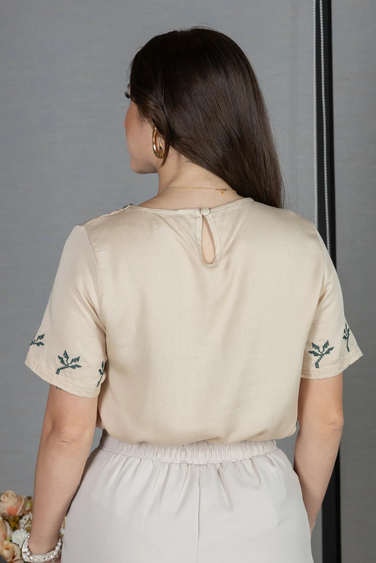 Blusa Manga Curta em Visco Mix com Detalhes Bordados Catarina Bege