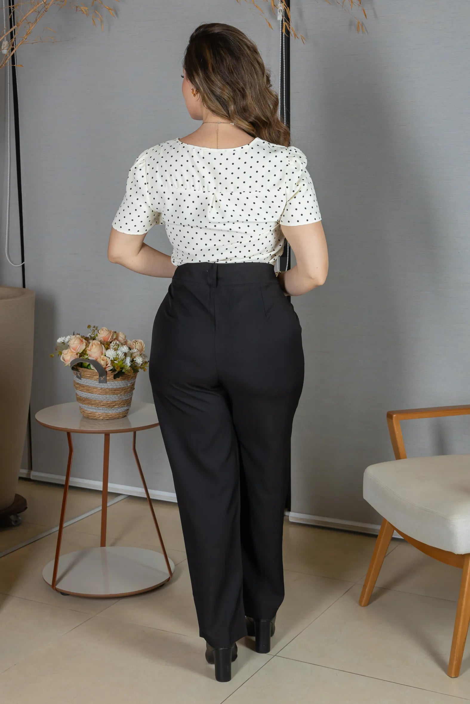 Blusa Manga Curta em Crepe Classic com Estampa Poá Ester Branca