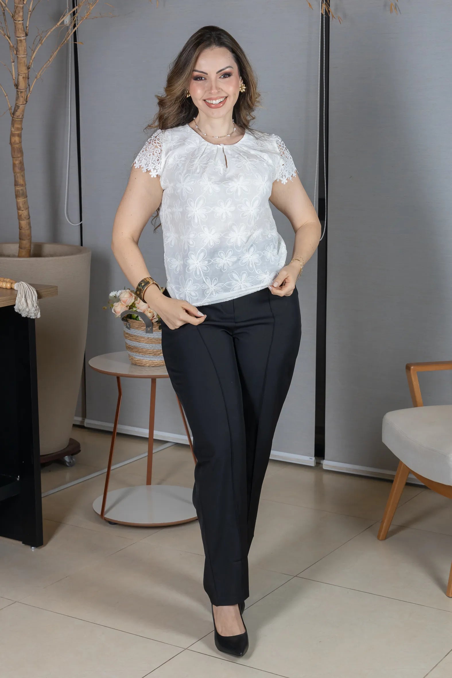 Blusa Manga Curta em Laise com Detalhe em Renda Manuela Branca