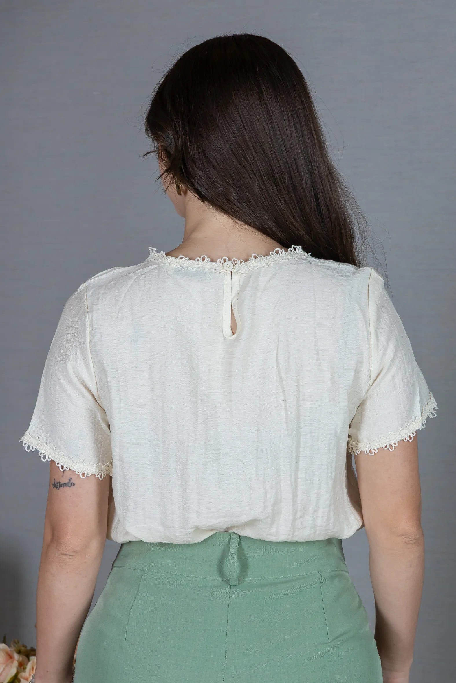 Blusa Manga Curta em Visco Eco Blend com Detalhes Bordados Leila Creme