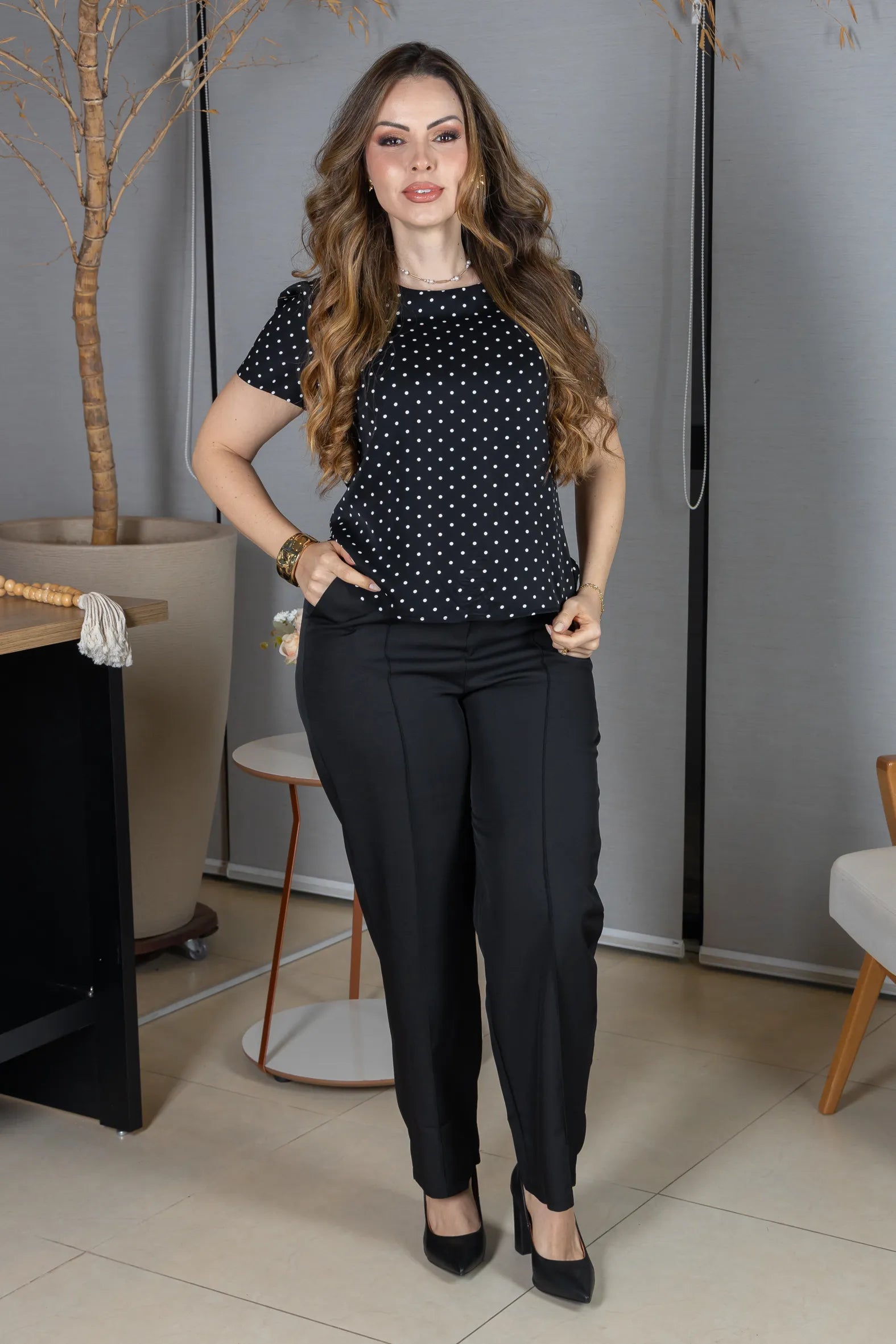 Blusa Manga Curta em Crepe Classic com Estampa Poá Ester Preta