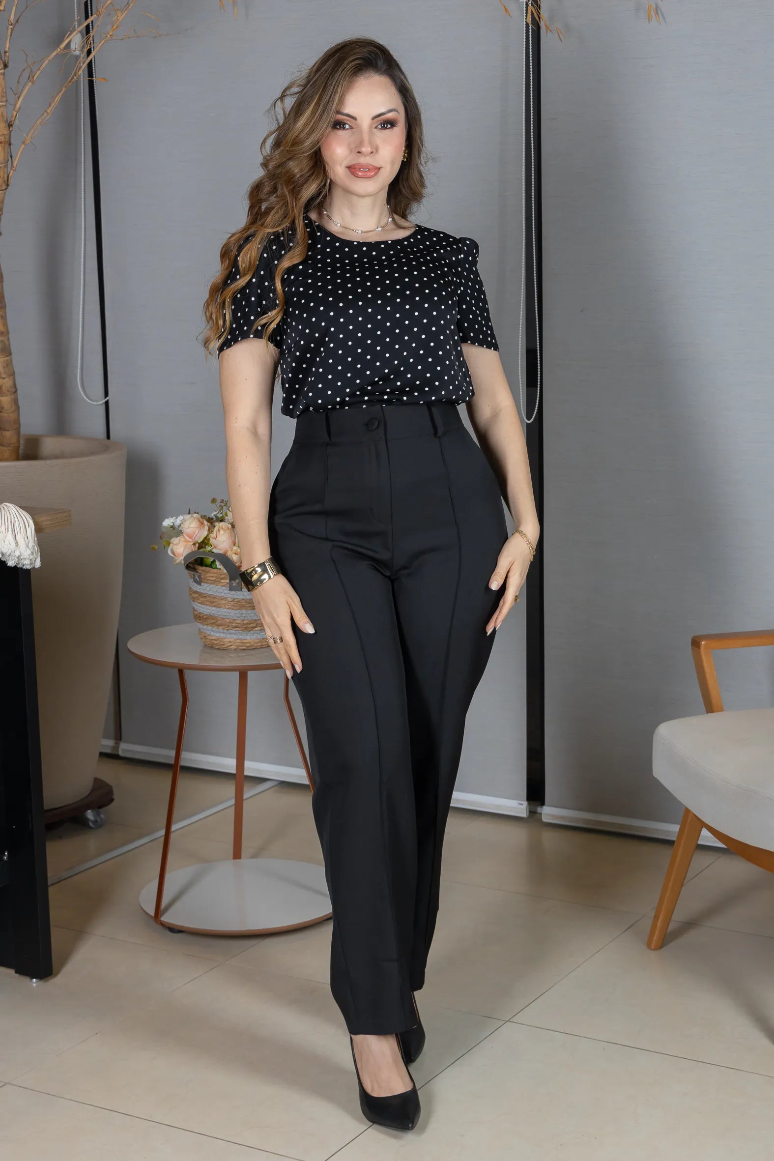 Blusa Manga Curta em Crepe Classic com Estampa Poá Ester Preta