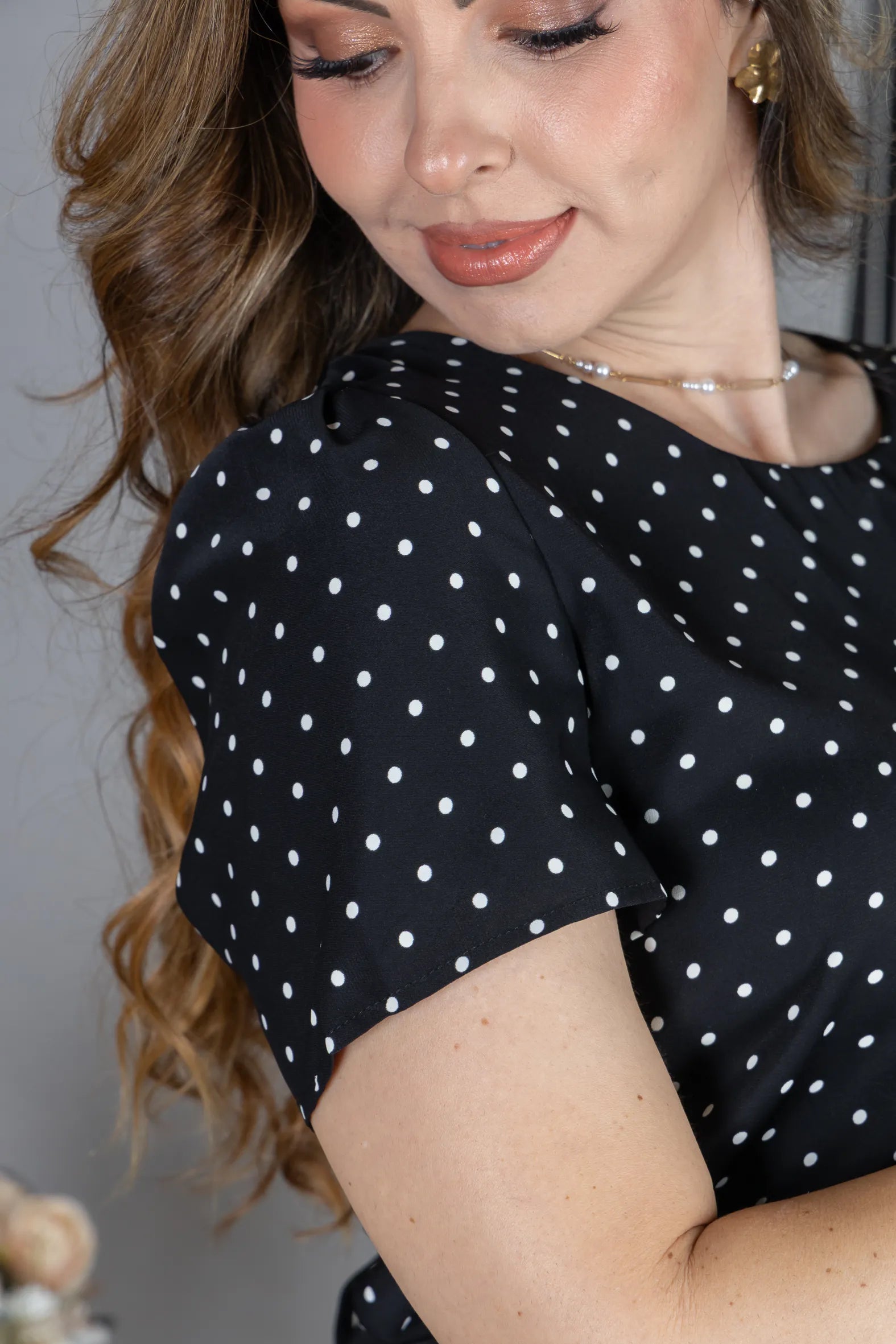 Blusa Manga Curta em Crepe Classic com Estampa Poá Ester Preta