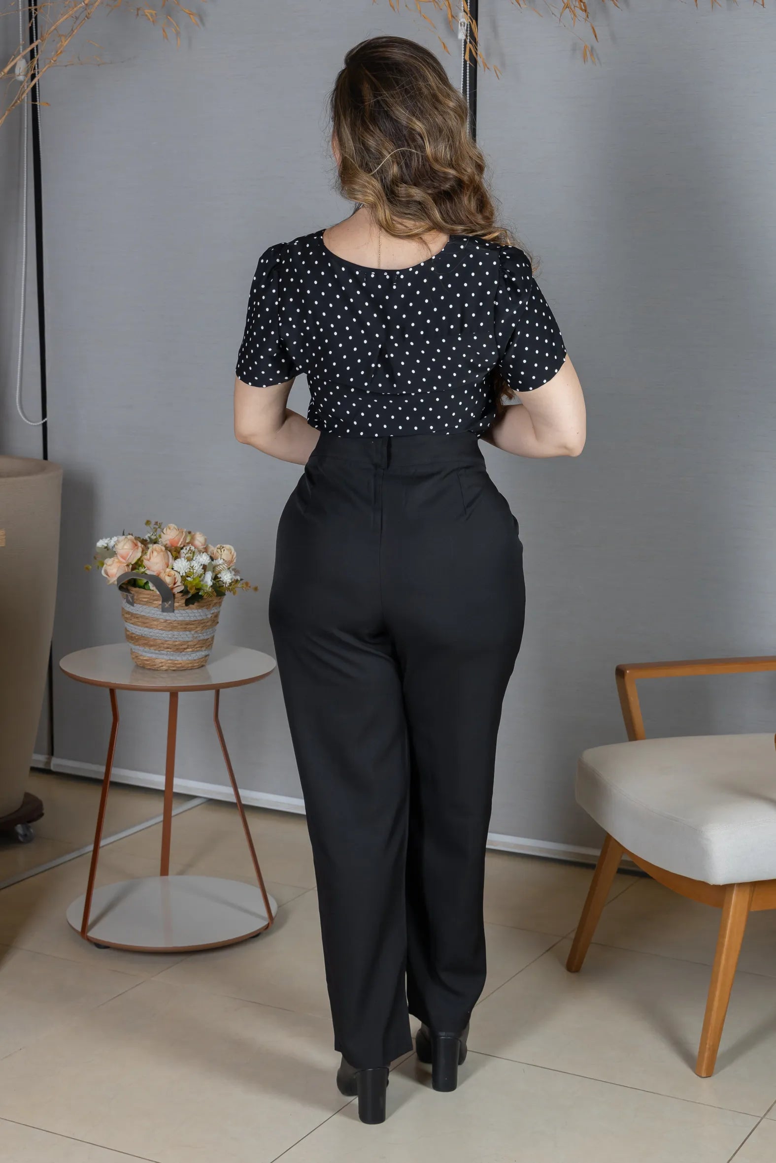 Blusa Manga Curta em Crepe Classic com Estampa Poá Ester Preta