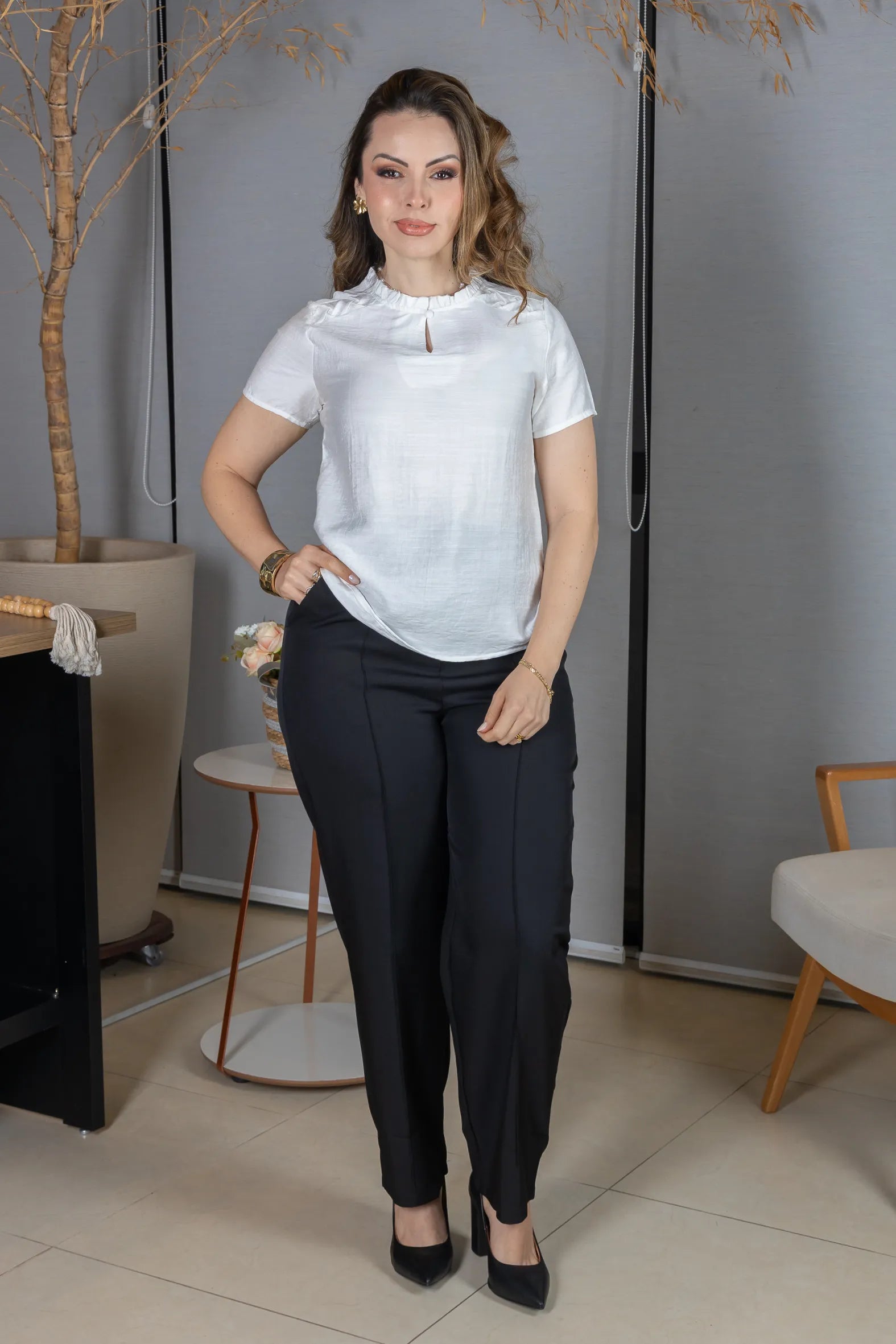 Blusa Manga Curta Crepe Comfort com Pregas e Botão no Colo Alice Branca
