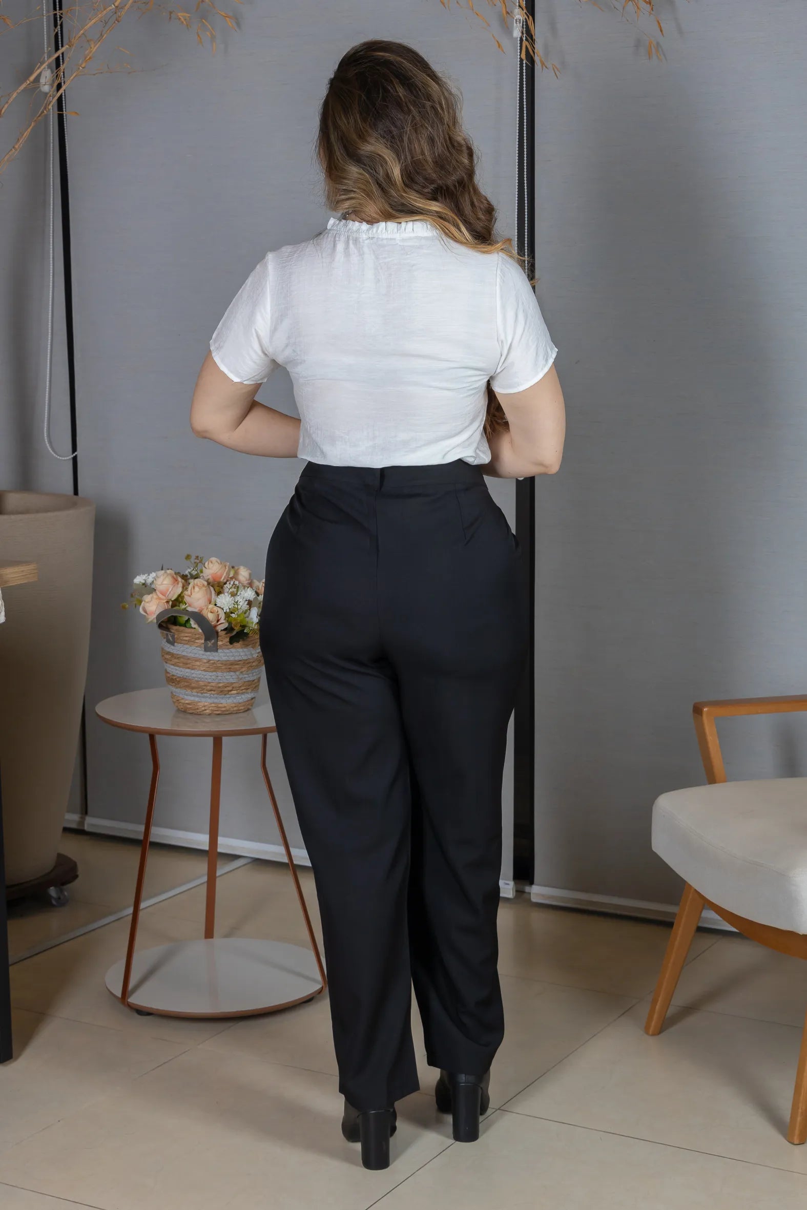 Blusa Manga Curta Crepe Comfort com Pregas e Botão no Colo Alice Branca