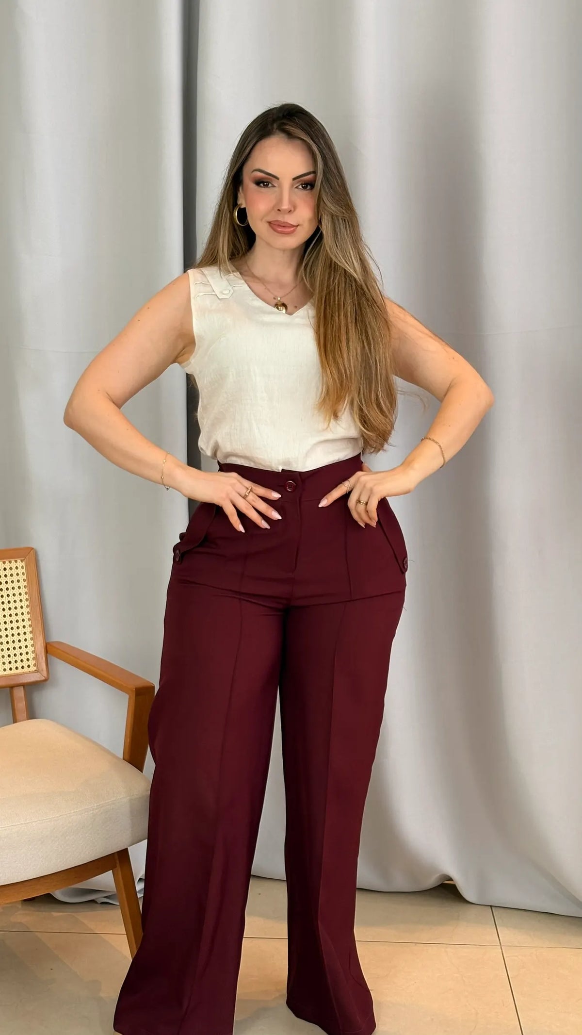 Conjunto: Blusa Caroline Off White + Calça Simone Marsala