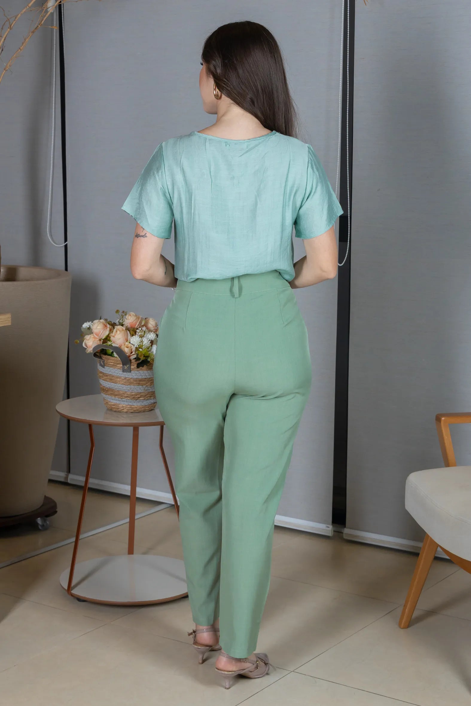 Blusa Manga Curta Crepe Comfort Recortes em "V" com Pedraria Sandra Verde