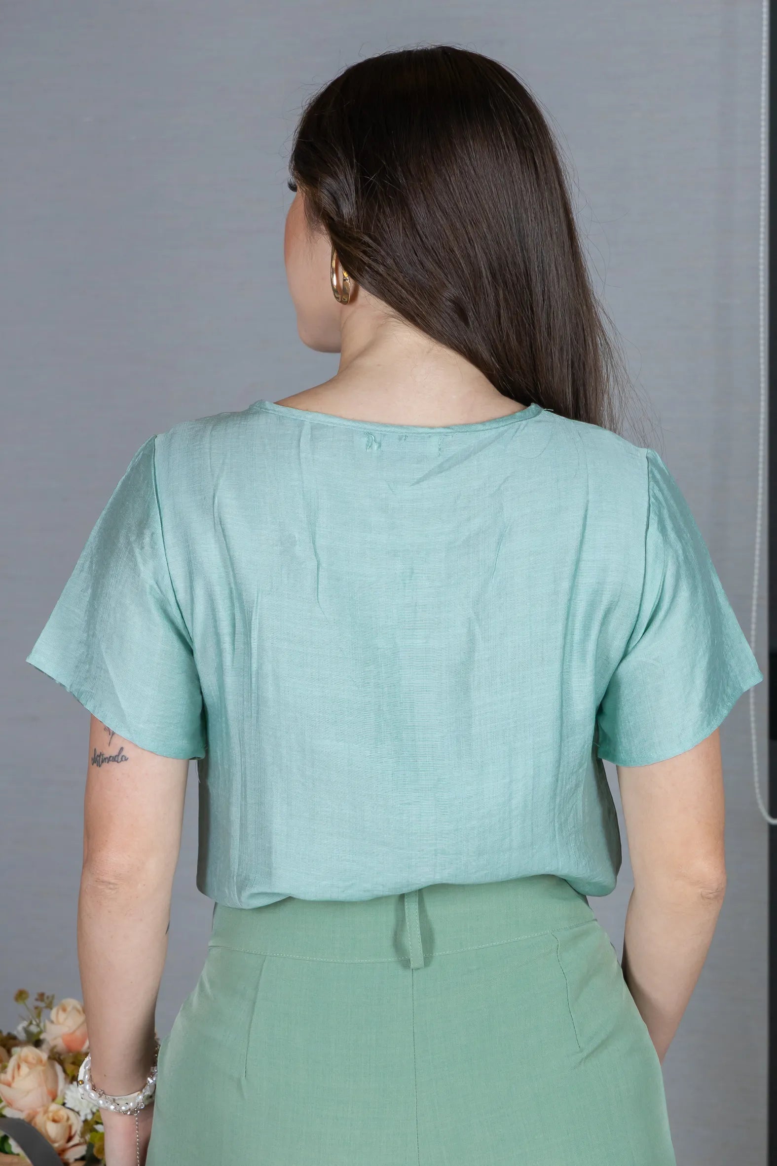 Blusa Manga Curta Crepe Comfort Recortes em "V" com Pedraria Sandra Verde