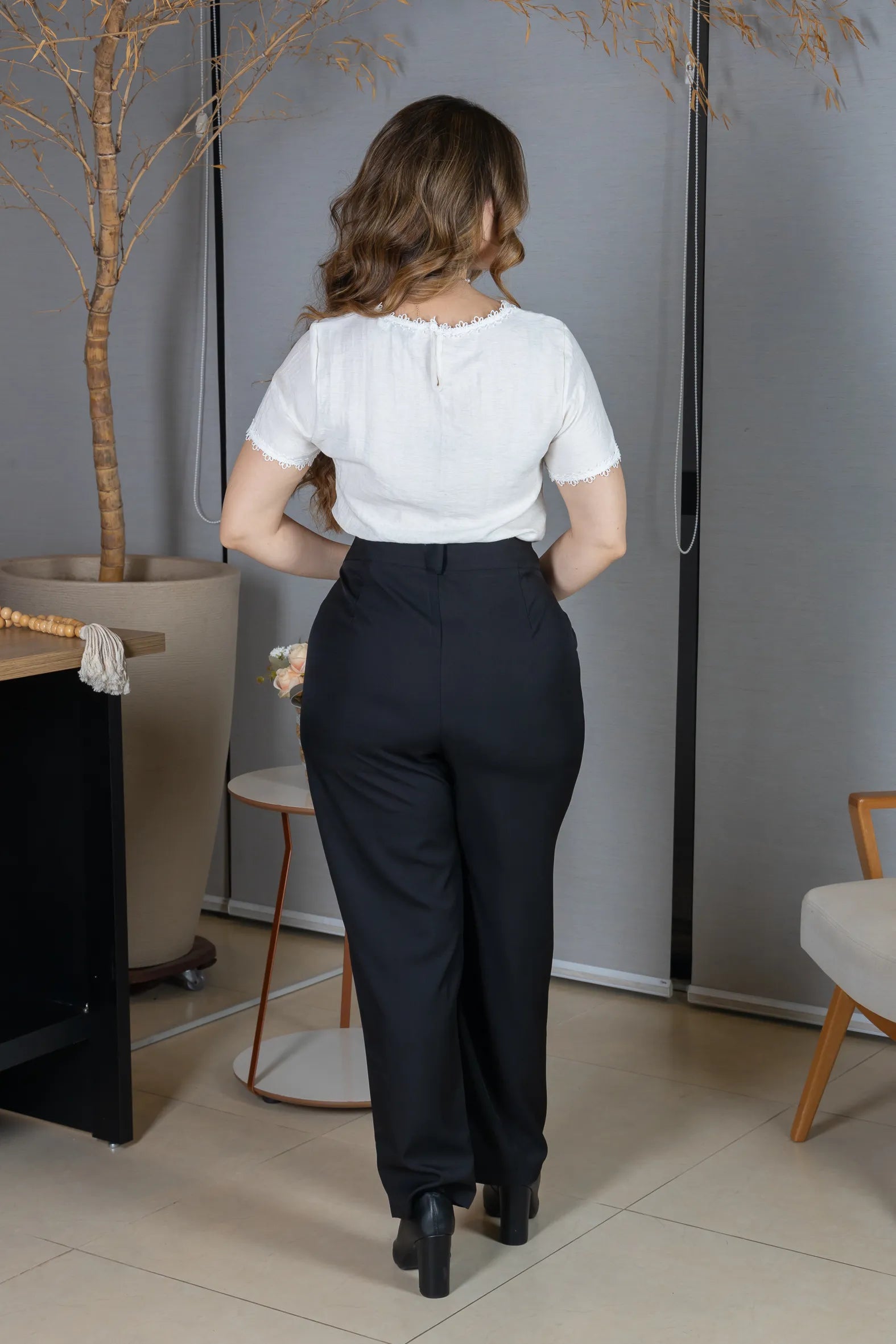 Blusa Manga Curta em Visco Eco Blend com Detalhes Bordados Leila Off White