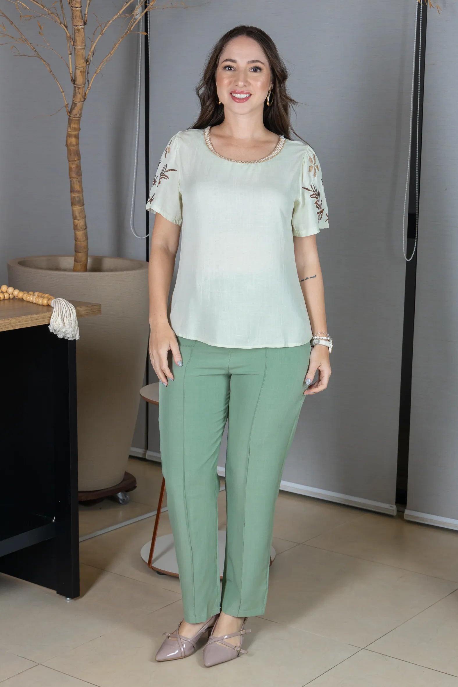 Blusa Manga Curta em Visco-Linho com Detalhes Bordados Flora Verde