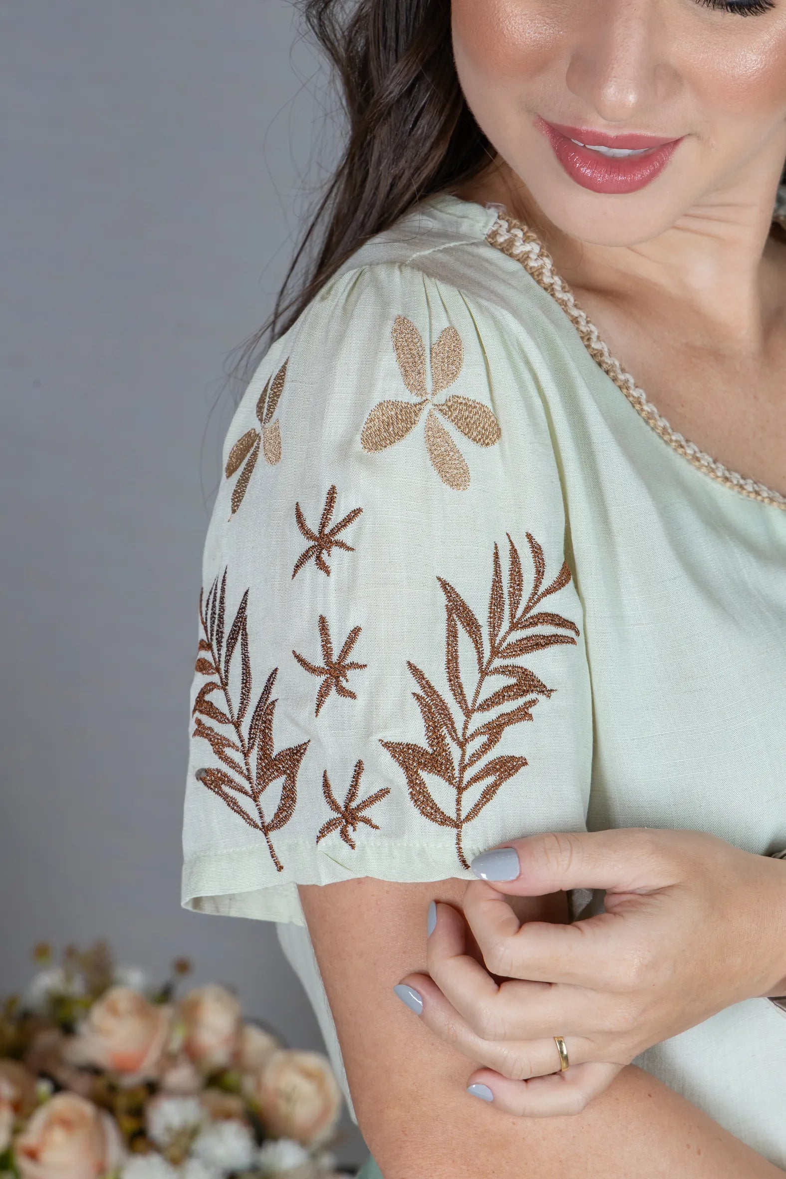 Blusa Manga Curta em Visco-Linho com Detalhes Bordados Flora Verde