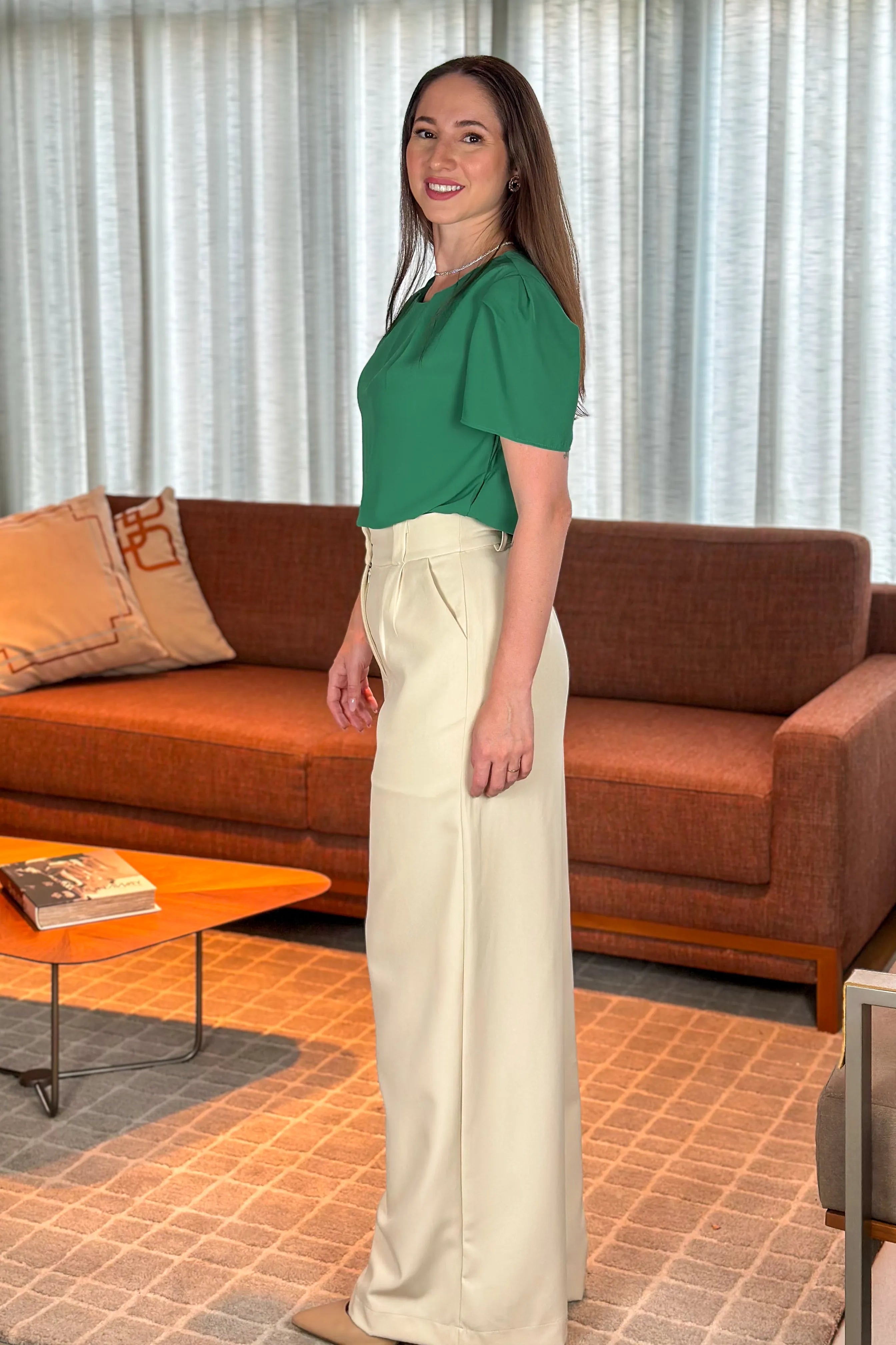 Conjunto: Blusa Detalhe Pregas Colo Soraya Verde Bandeira + Calça Pantalona Detalhe Passador Marina Creme