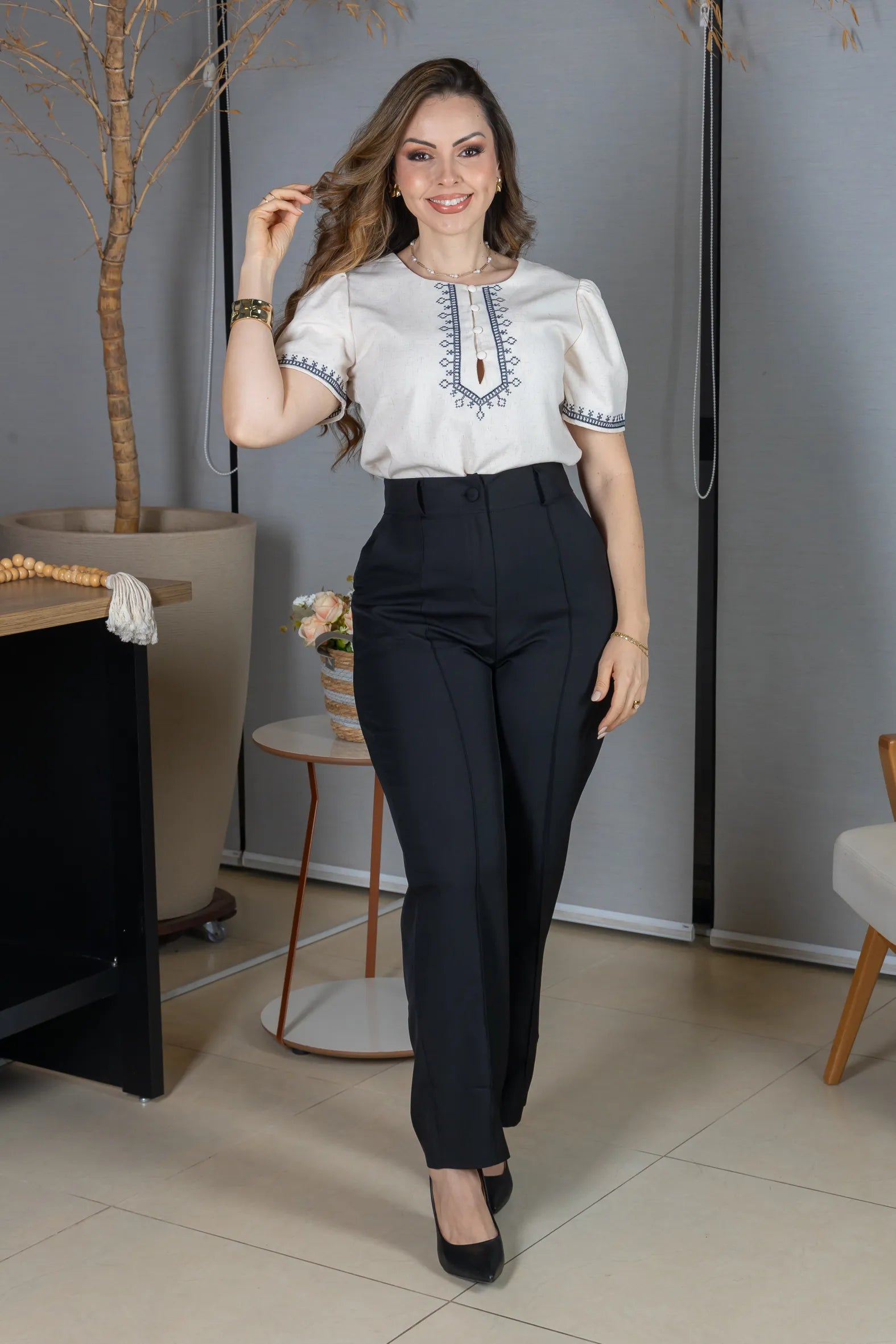 Blusa Manga Curta Poli-Linho Confort Detalhes Bordados e Botões Antônia Creme