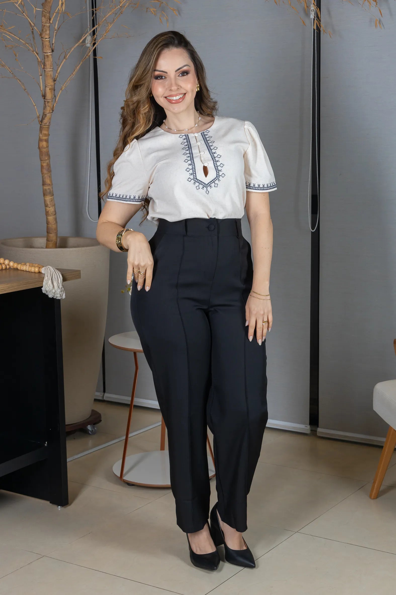 Blusa Manga Curta Poli-Linho Confort Detalhes Bordados e Botões Antônia Creme