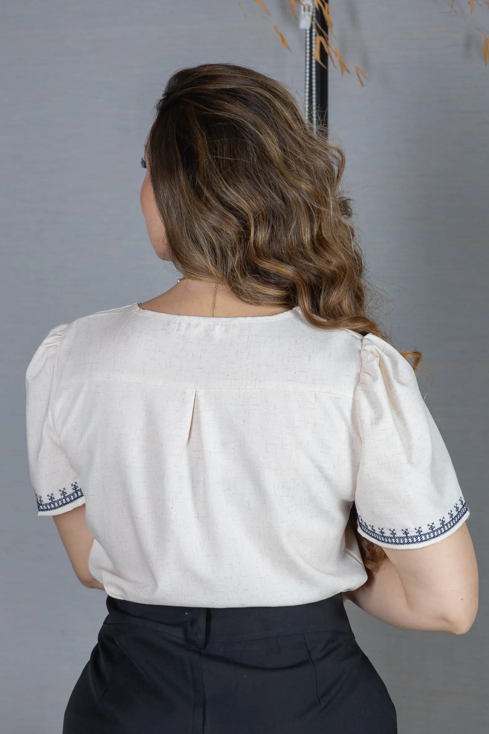 Blusa Manga Curta Poli-Linho Confort Detalhes Bordados e Botões Antônia Creme