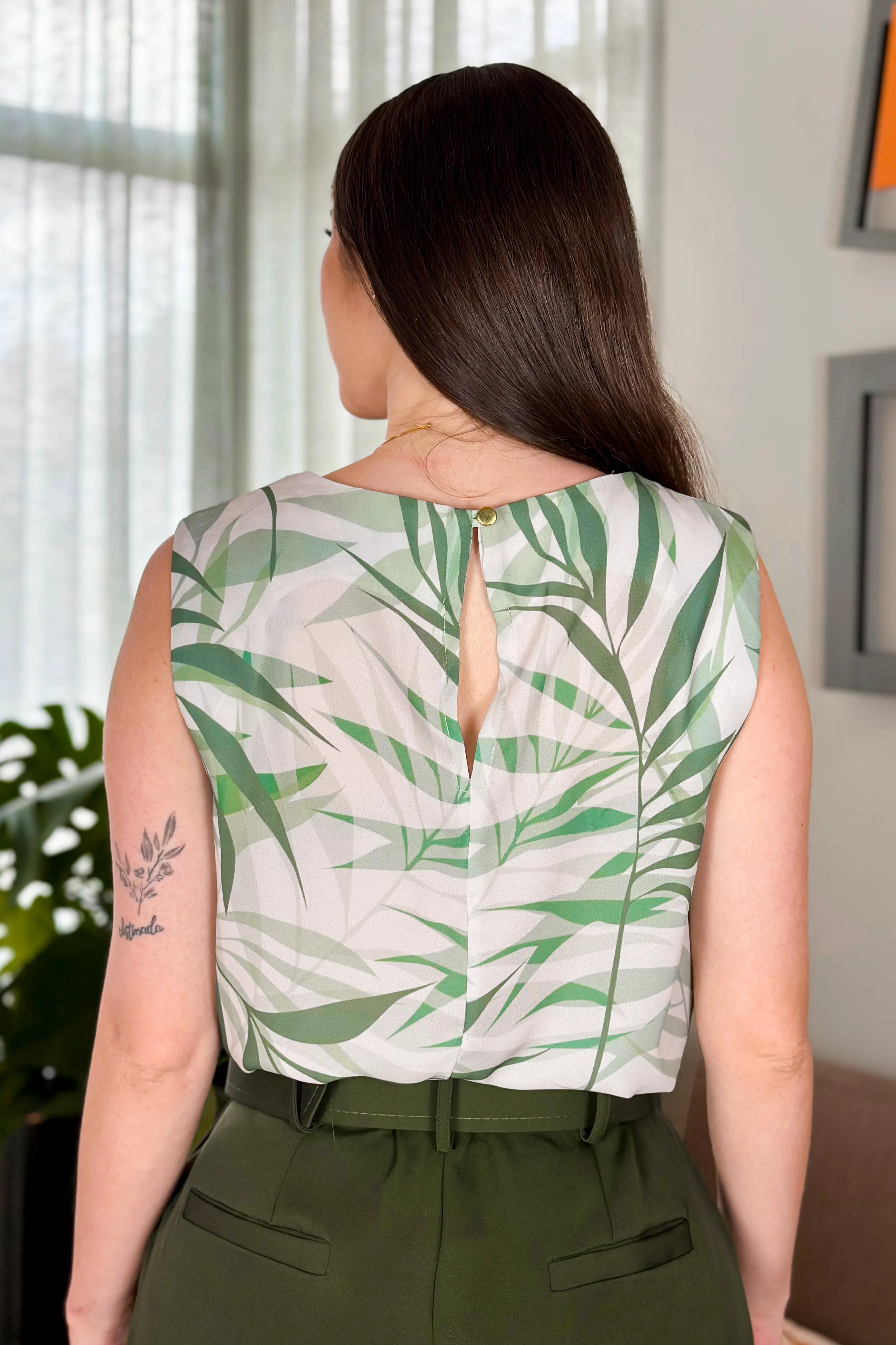Blusa Regata Decote Drapeado Sophia Estampada Folhas Verde