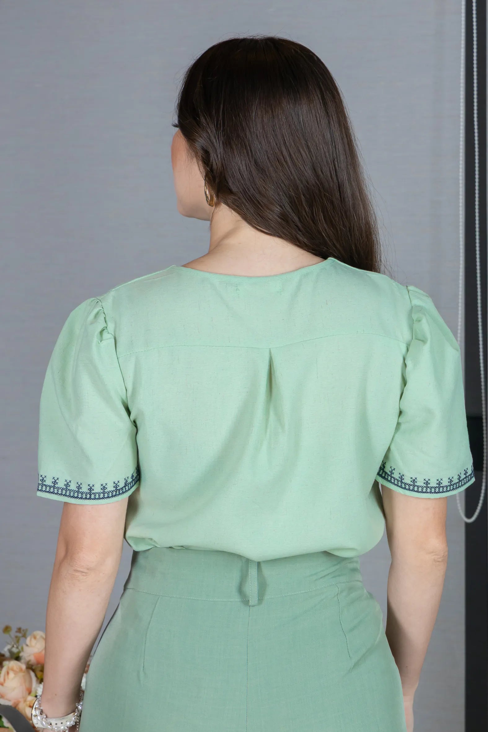 Blusa Manga Curta Poli-Linho Confort Detalhes Bordados e Botões Antônia Verde