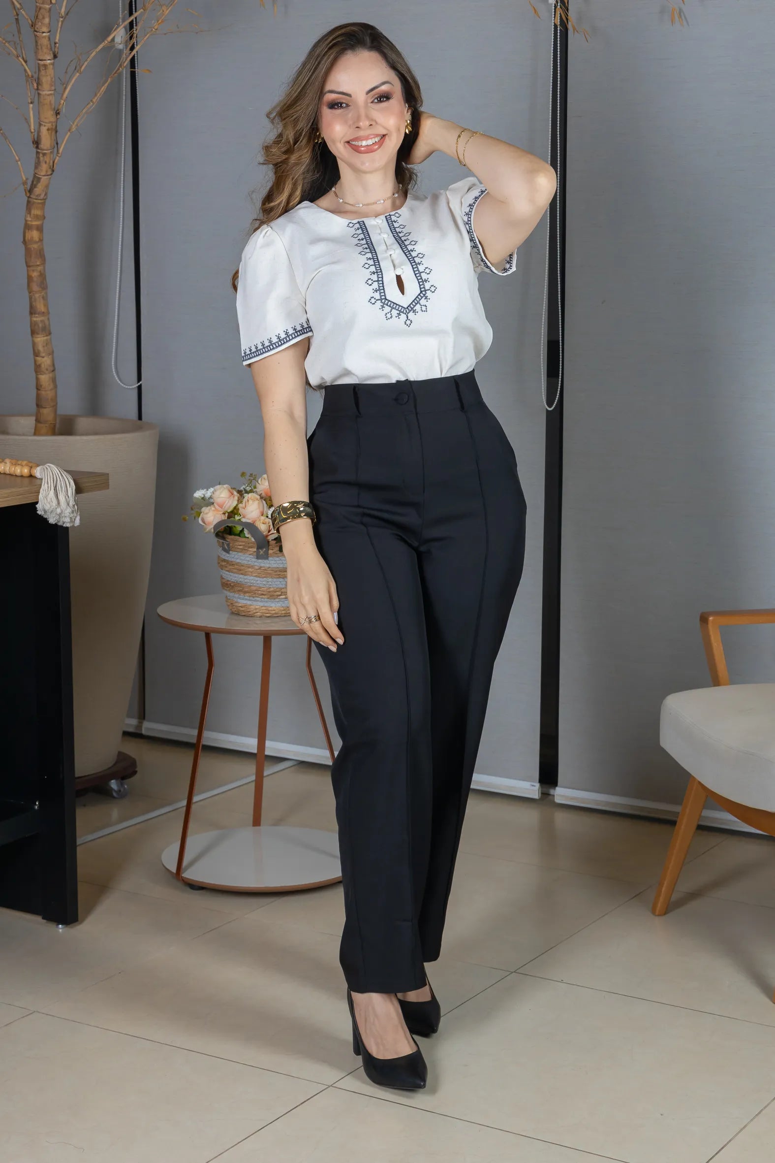 Blusa Manga Curta Poli-Linho Confort Detalhes Bordados e Botões Antônia Off White