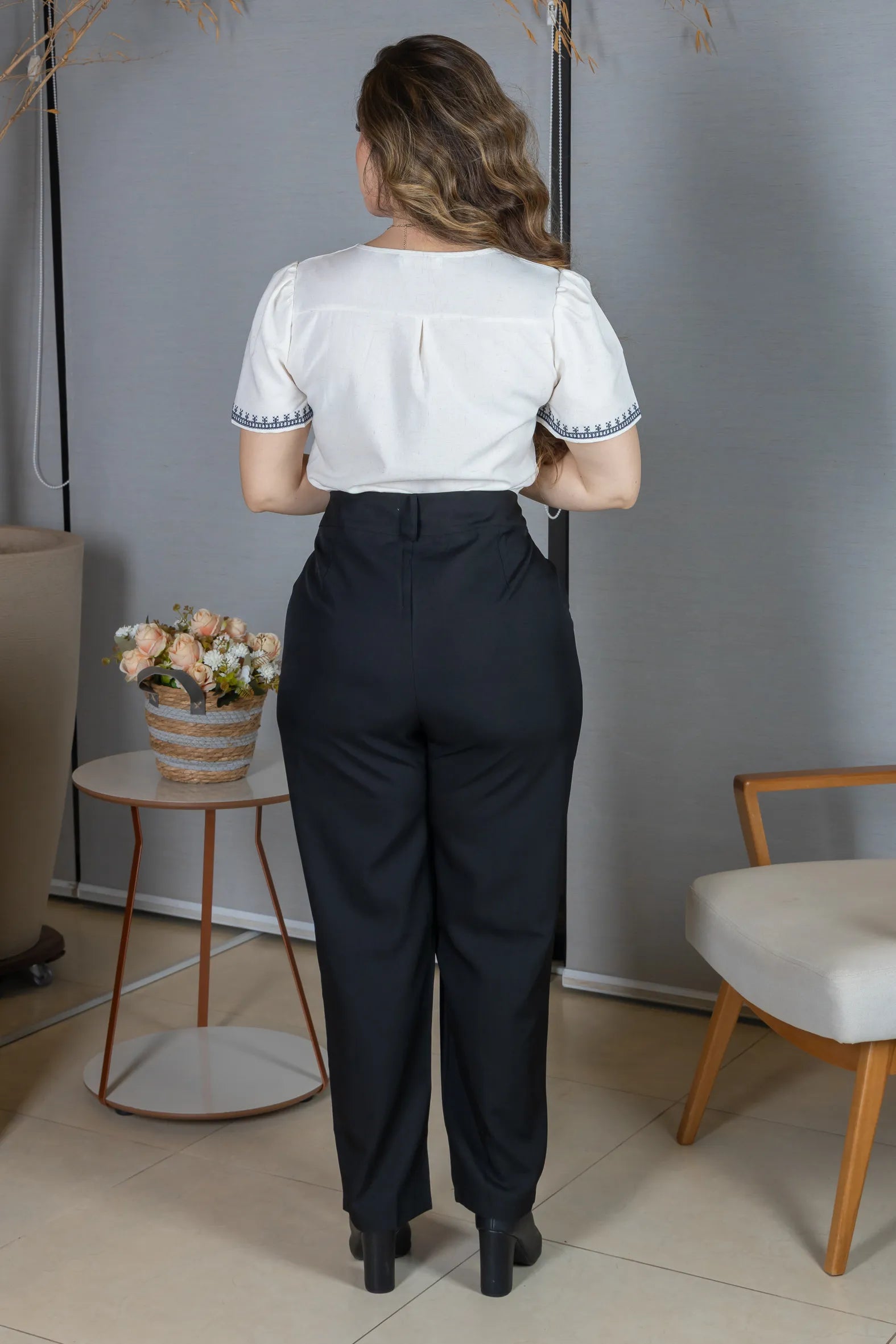 Blusa Manga Curta Poli-Linho Confort Detalhes Bordados e Botões Antônia Off White