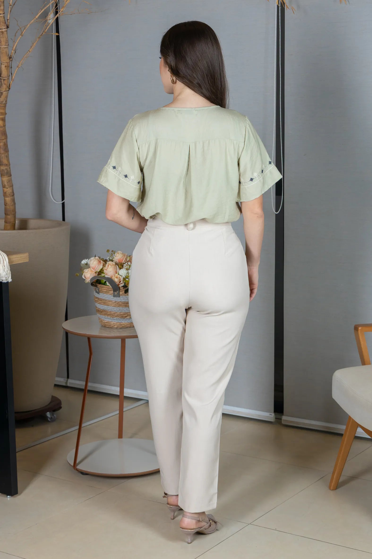 Calça em Alfaiataria Corte Reto com Friso e Botão Encapado Michelle Creme