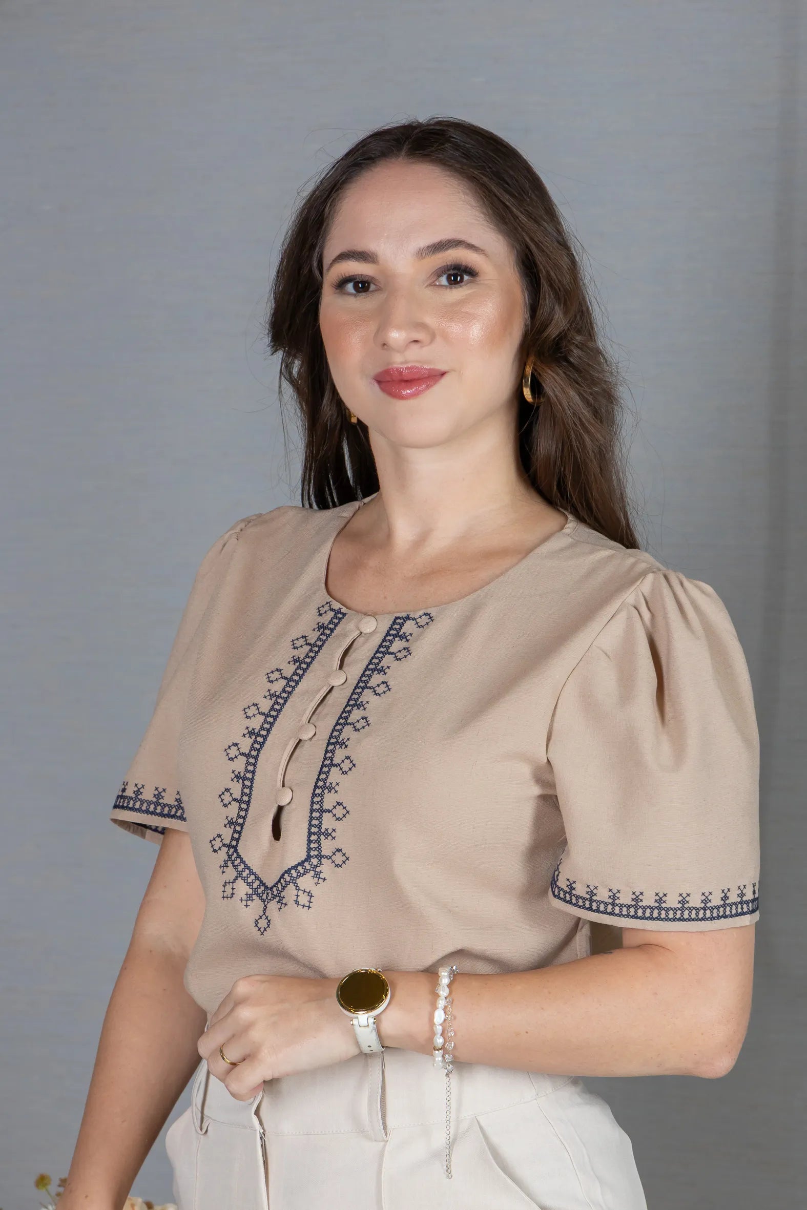 Blusa Manga Curta Poli-Linho Confort Detalhes Bordados e Botões Antônia Marrom