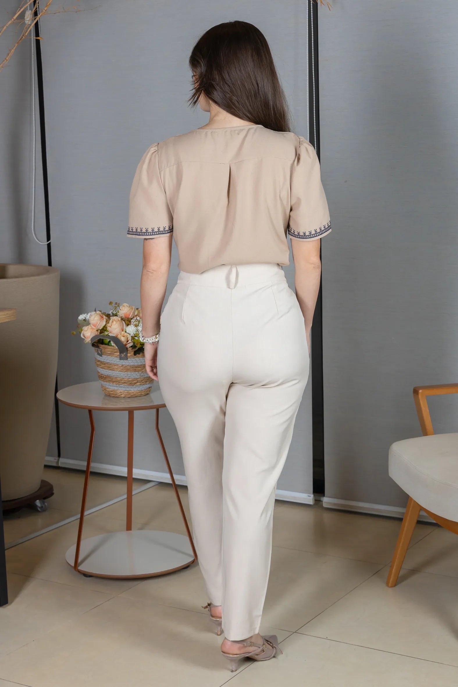 Blusa Manga Curta Poli-Linho Confort Detalhes Bordados e Botões Antônia Marrom