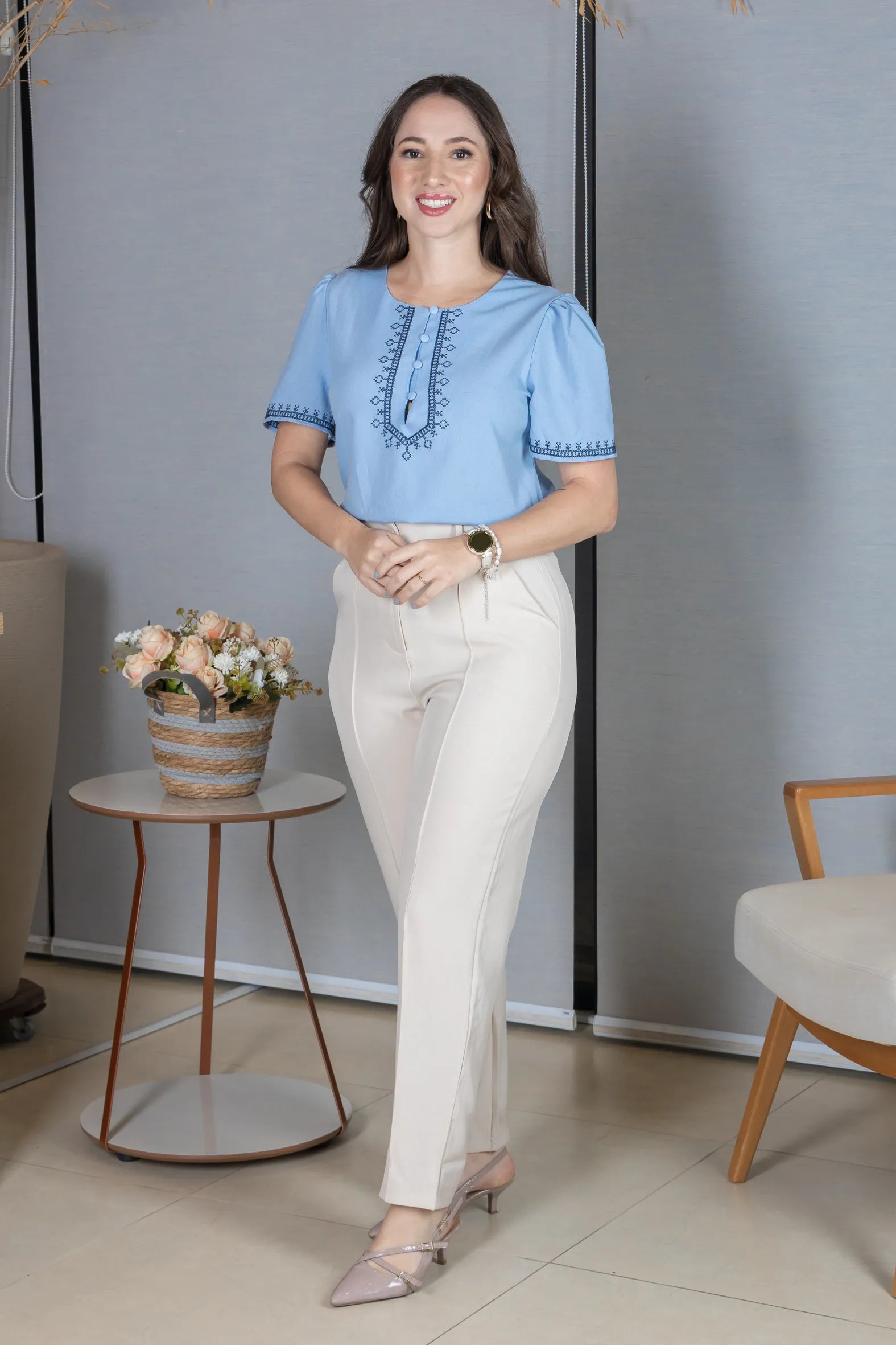 Blusa Manga Curta Poli-Linho Confort Detalhes Bordados e Botões Antônia Azul