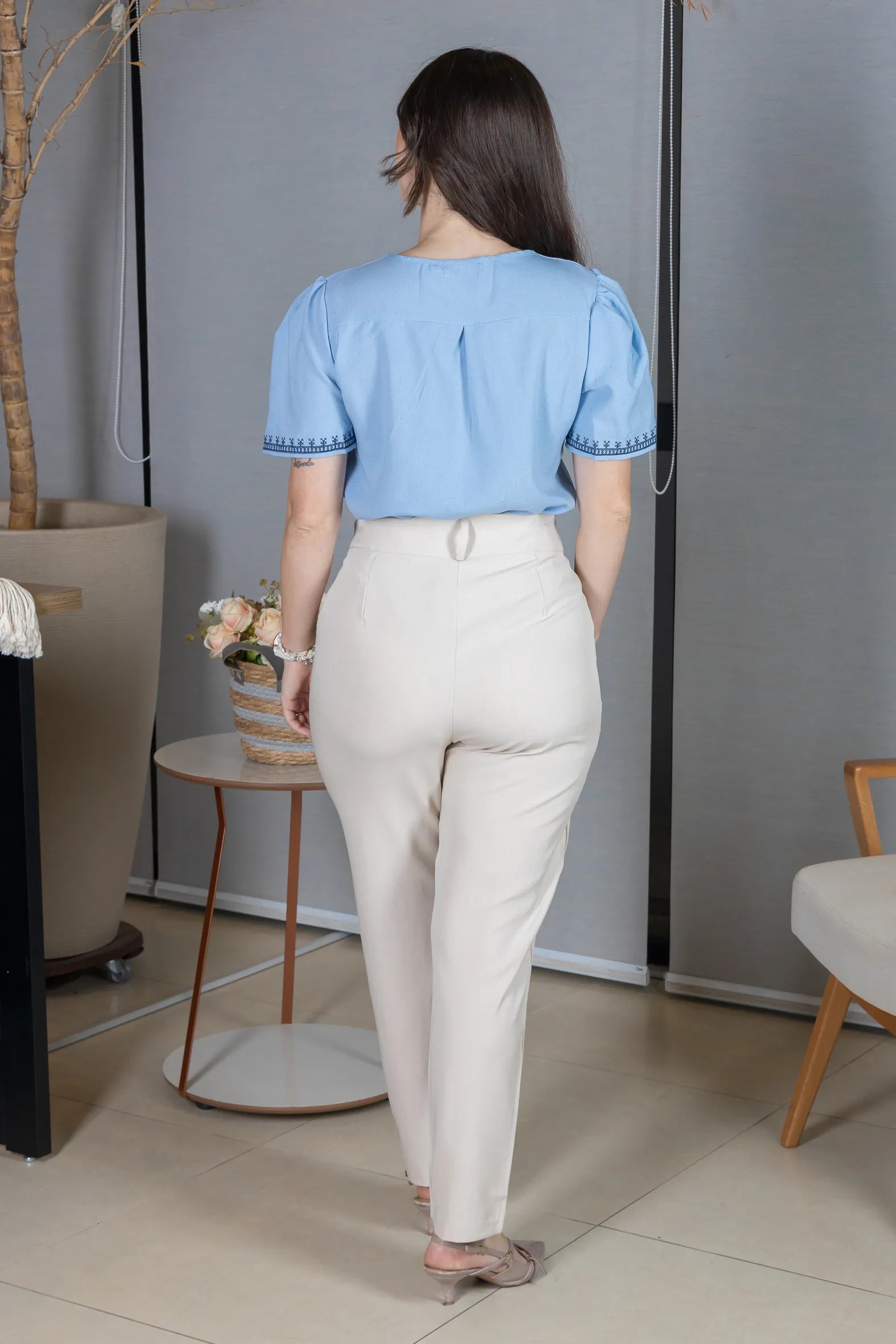 Blusa Manga Curta Poli-Linho Confort Detalhes Bordados e Botões Antônia Azul