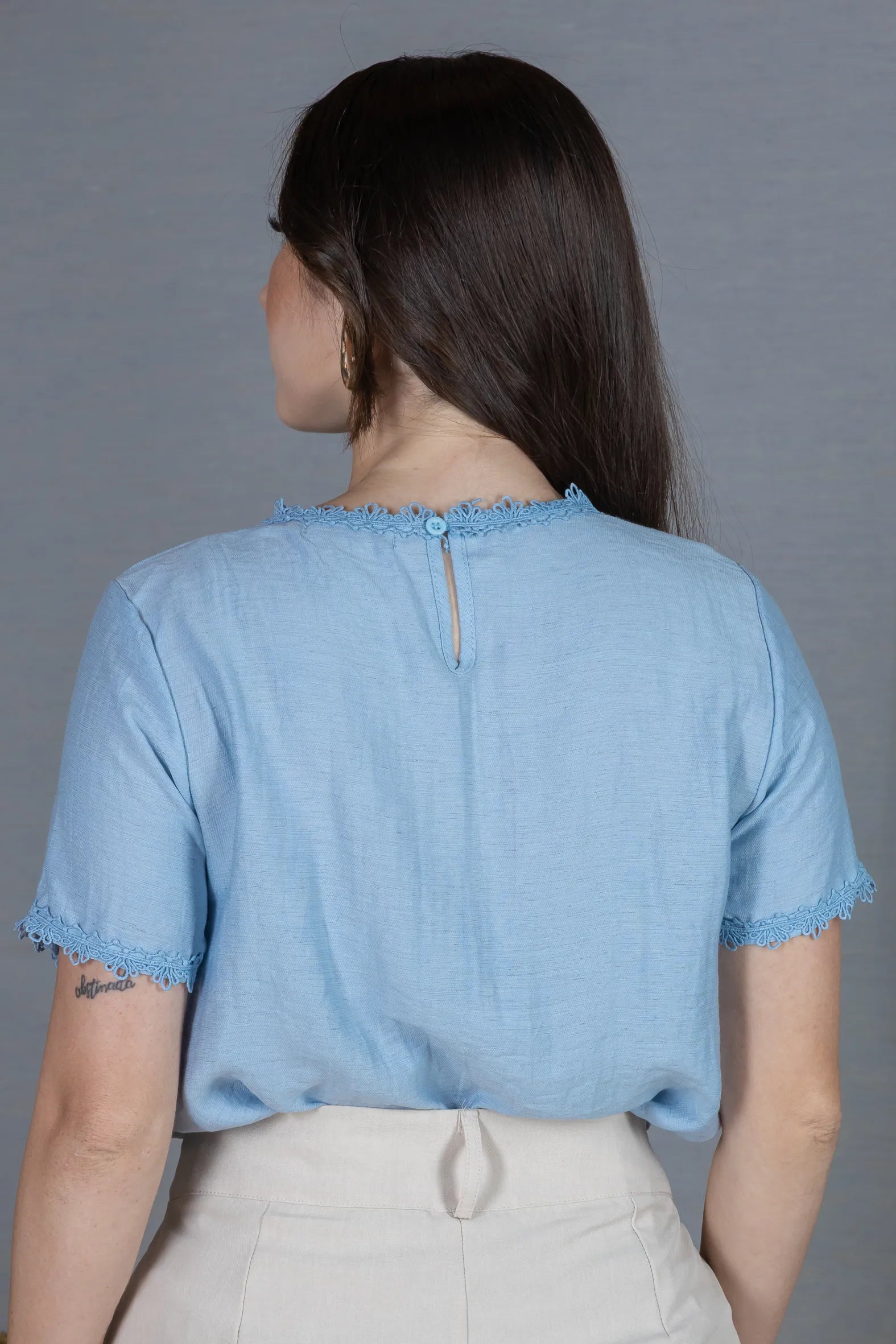 Blusa Manga Curta em Visco Eco Blend com Detalhes Bordados Leila Azul