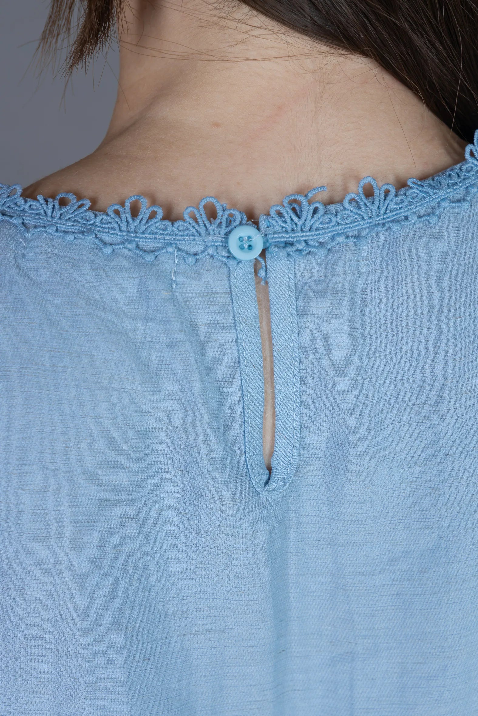 Blusa Manga Curta em Visco Eco Blend com Detalhes Bordados Leila Azul