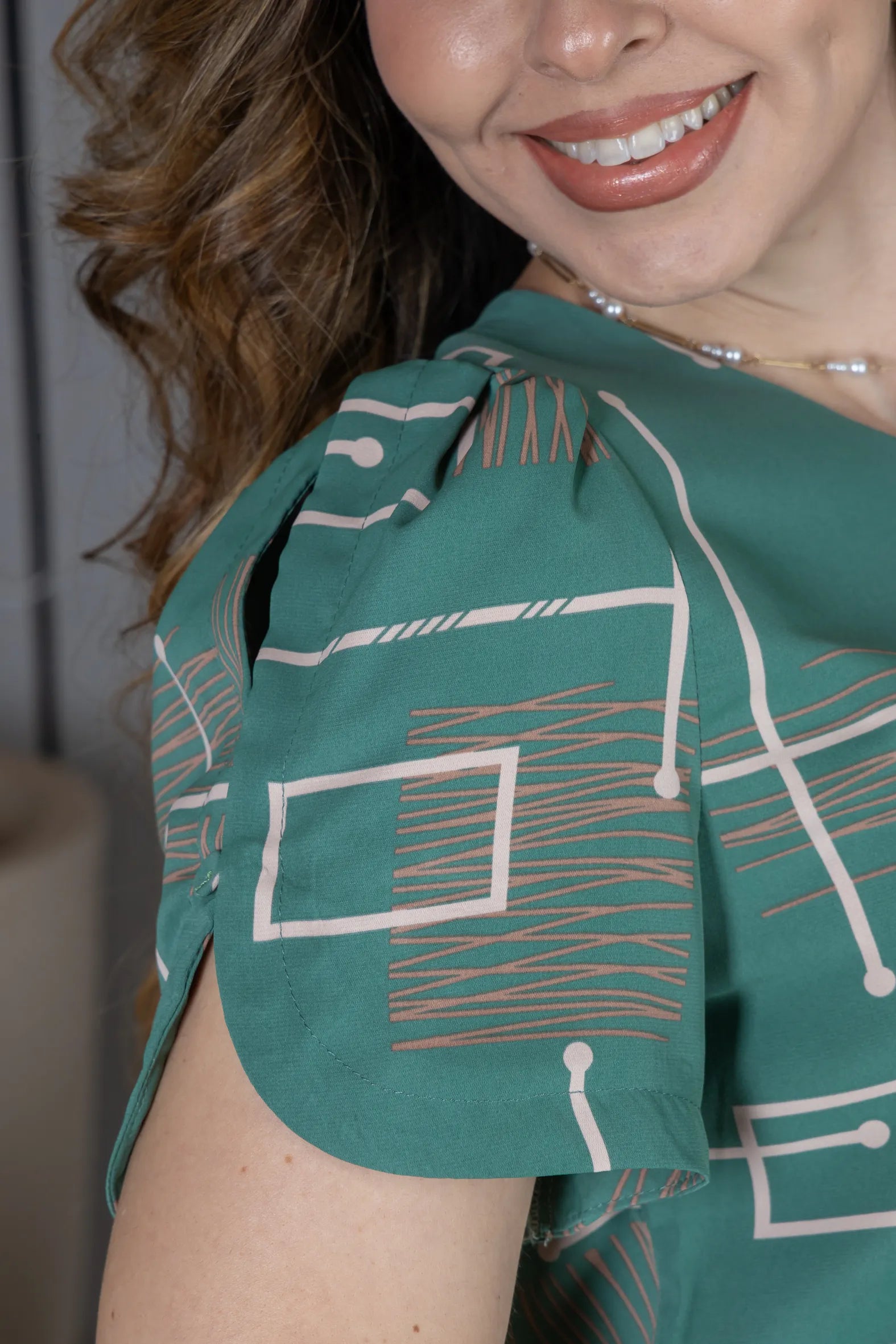 Blusa Manga Curta Colo Detalhe Botão Samara Estampada Verde