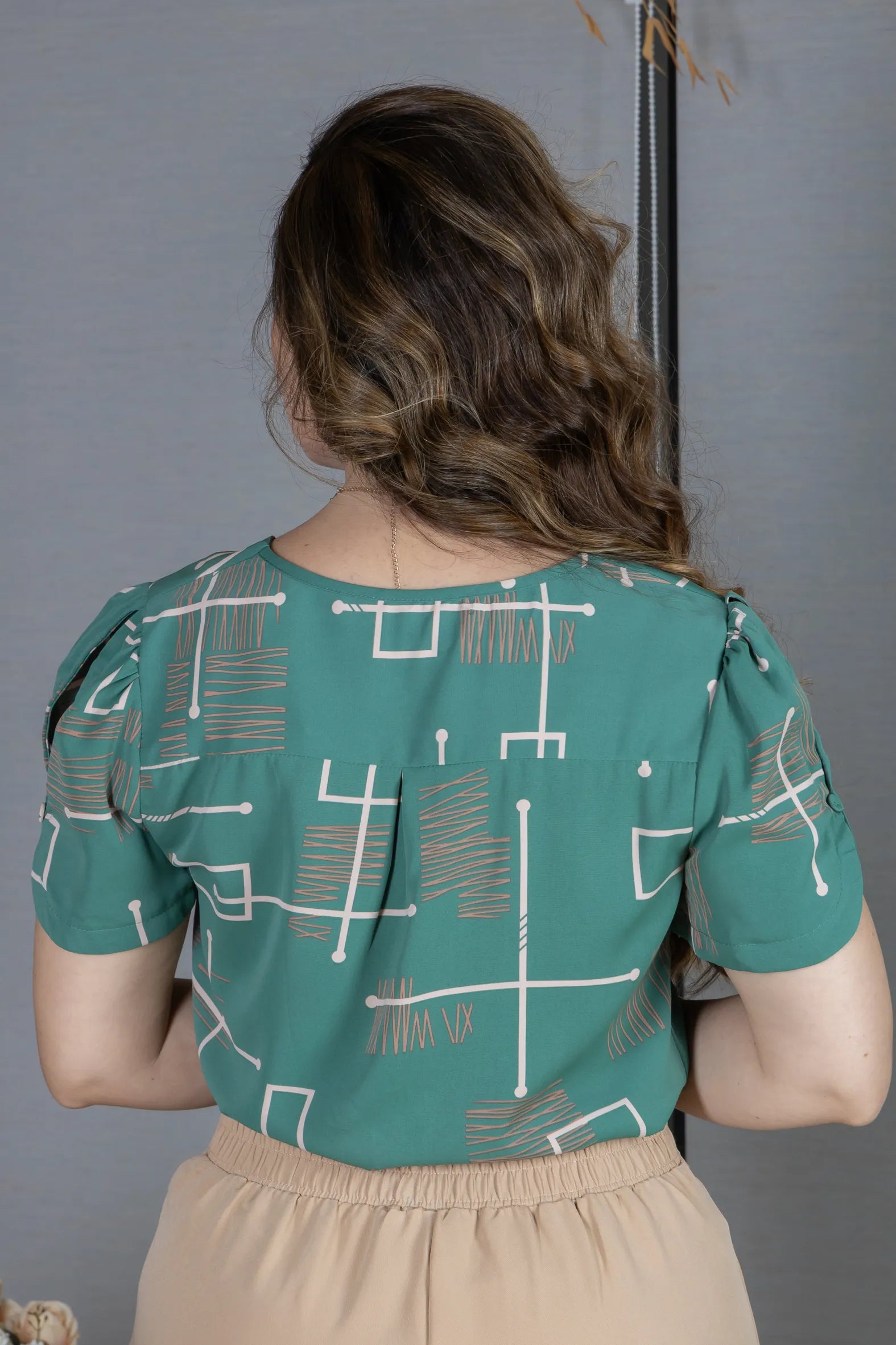Blusa Manga Curta Colo Detalhe Botão Samara Estampada Verde