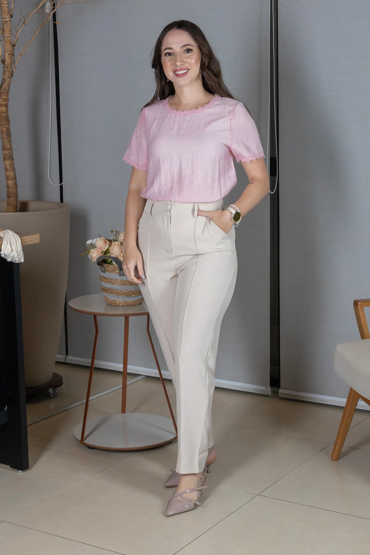 Blusa Manga Curta em Visco Eco Blend com Detalhes Bordados Leila Rosa