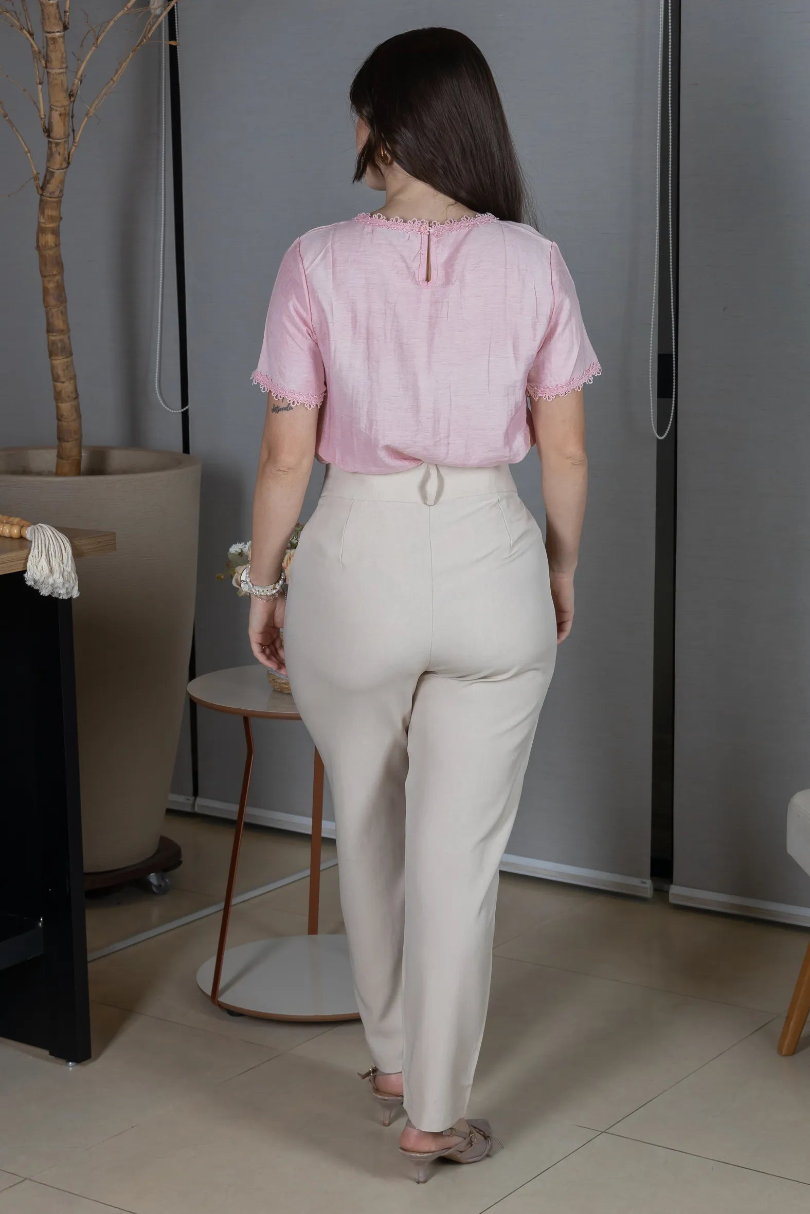 Blusa Manga Curta em Visco Eco Blend com Detalhes Bordados Leila Rosa