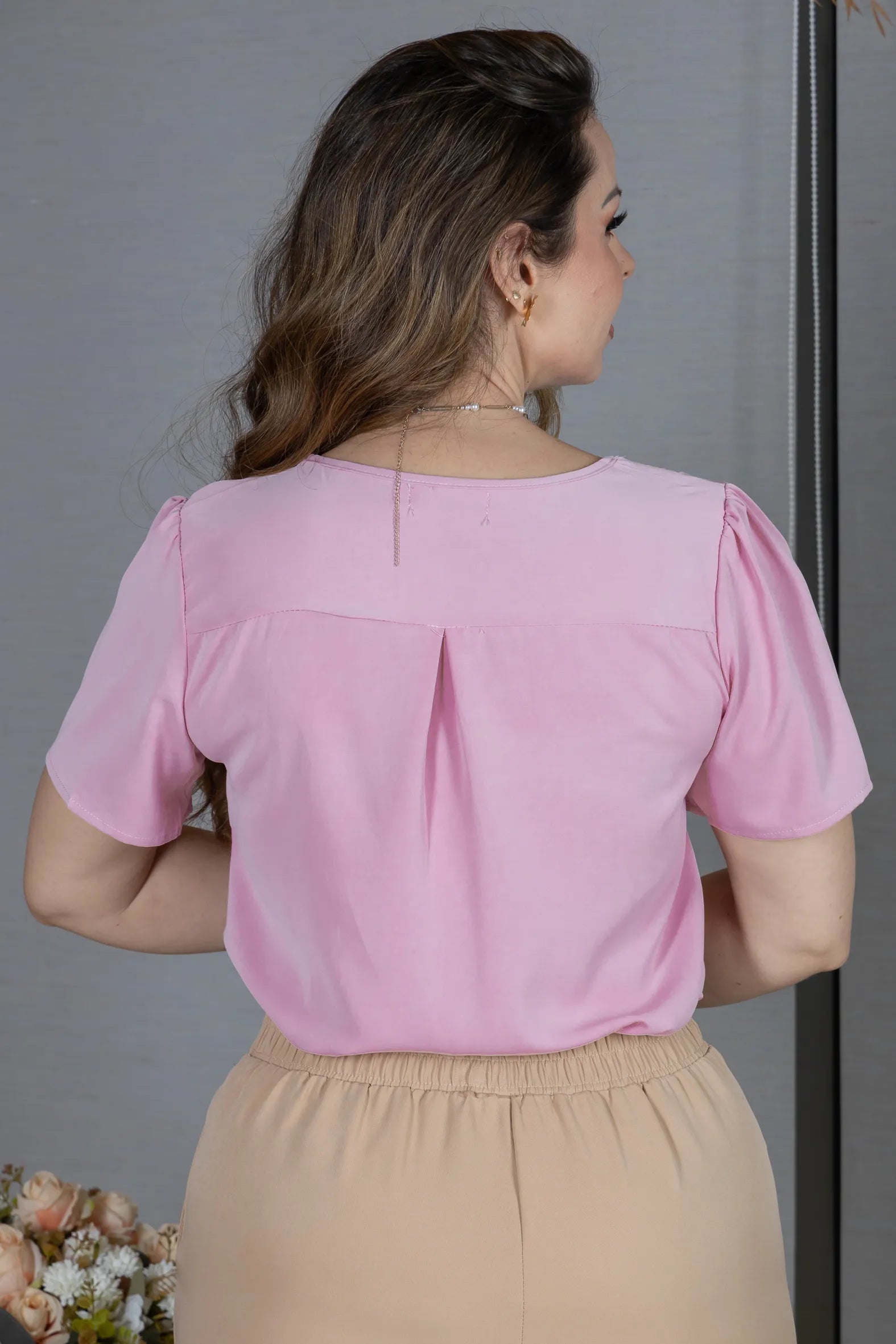 Blusa Manga Curta em Crepe Classic com Decote em "V" e Bordados no Colo Laura Rosa