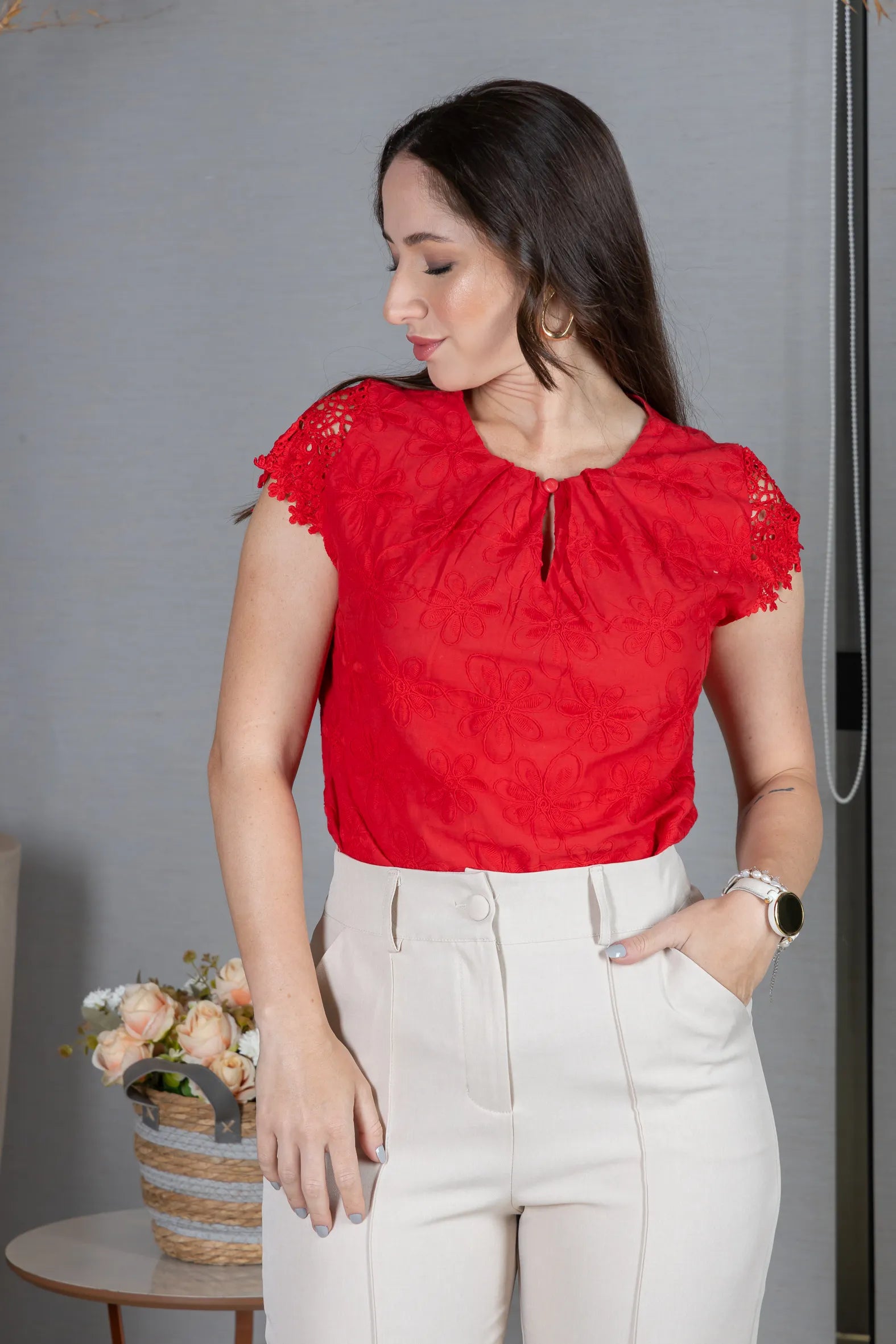 Blusa Manga Curta em Laise com Detalhe em Renda Manuela Vermelha