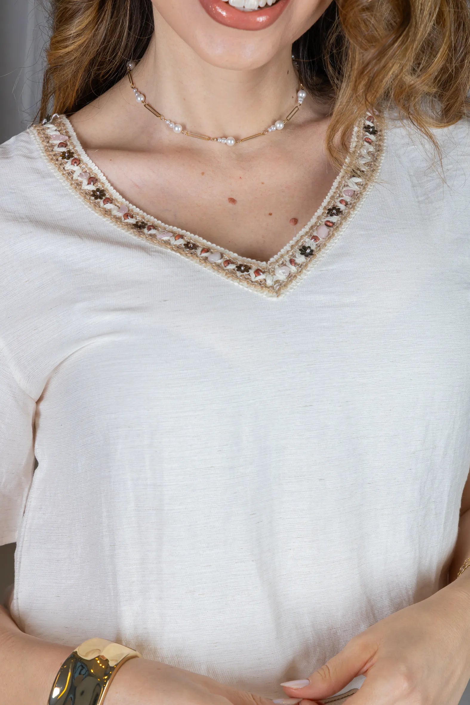Blusa Manga Curta Decote em "V" em Visco Mix Bordado com Pedraria Leandra Creme