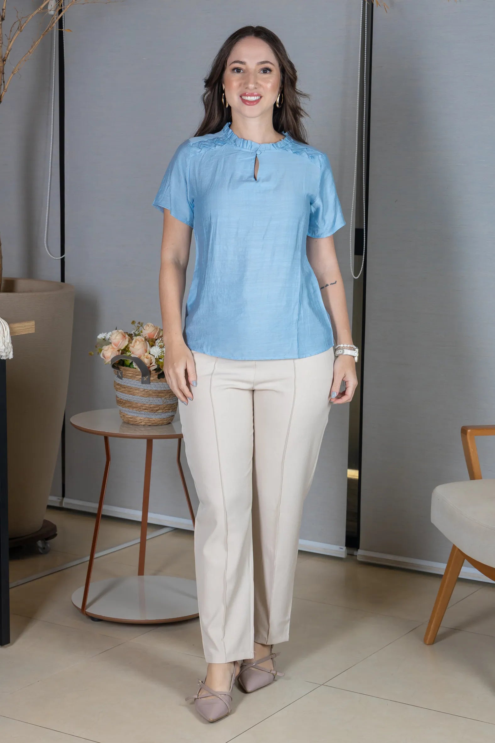 Blusa Manga Curta Crepe Comfort com Pregas e Botão no Colo Alice Azul