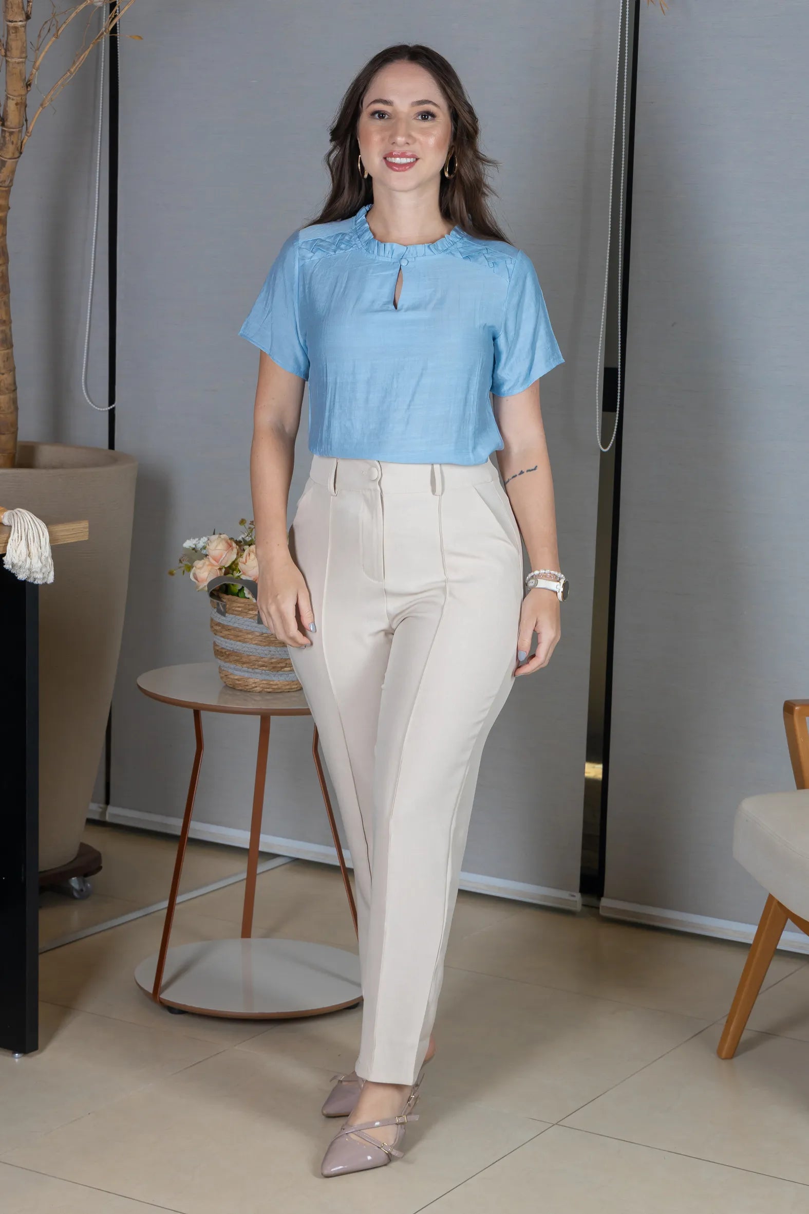 Blusa Manga Curta Crepe Comfort com Pregas e Botão no Colo Alice Azul