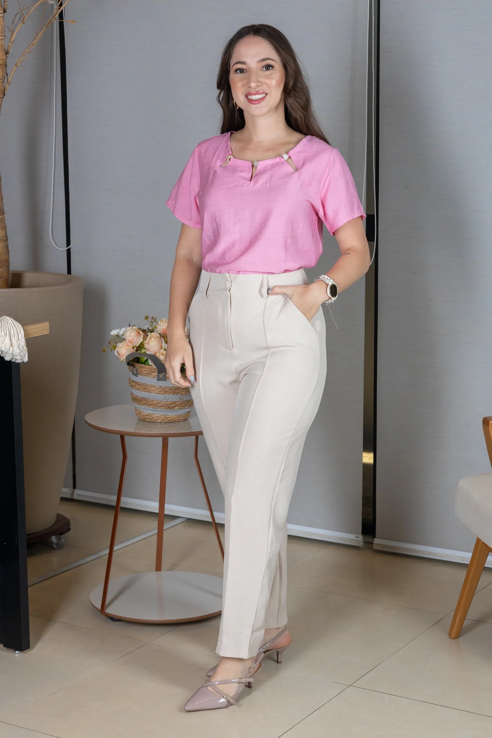 Blusa Manga Curta Crepe Comfort Recortes em "V" com Pedraria Sandra Rosa