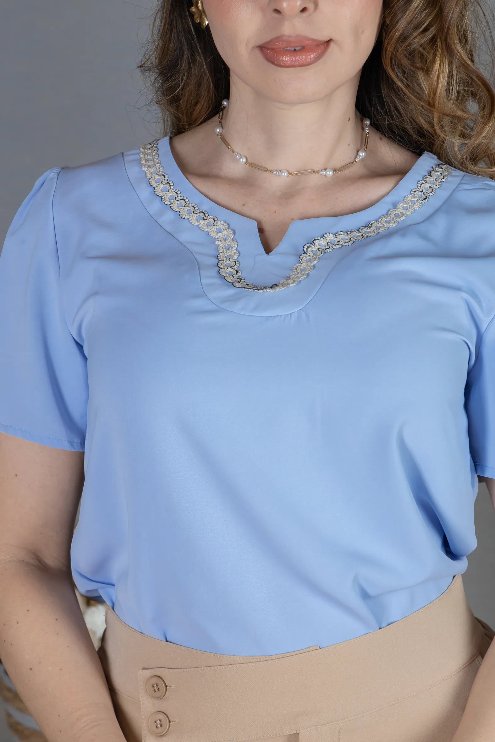 Blusa Manga Curta em Crepe Classic com Decote em "V" e Bordados no Colo Laura Azul