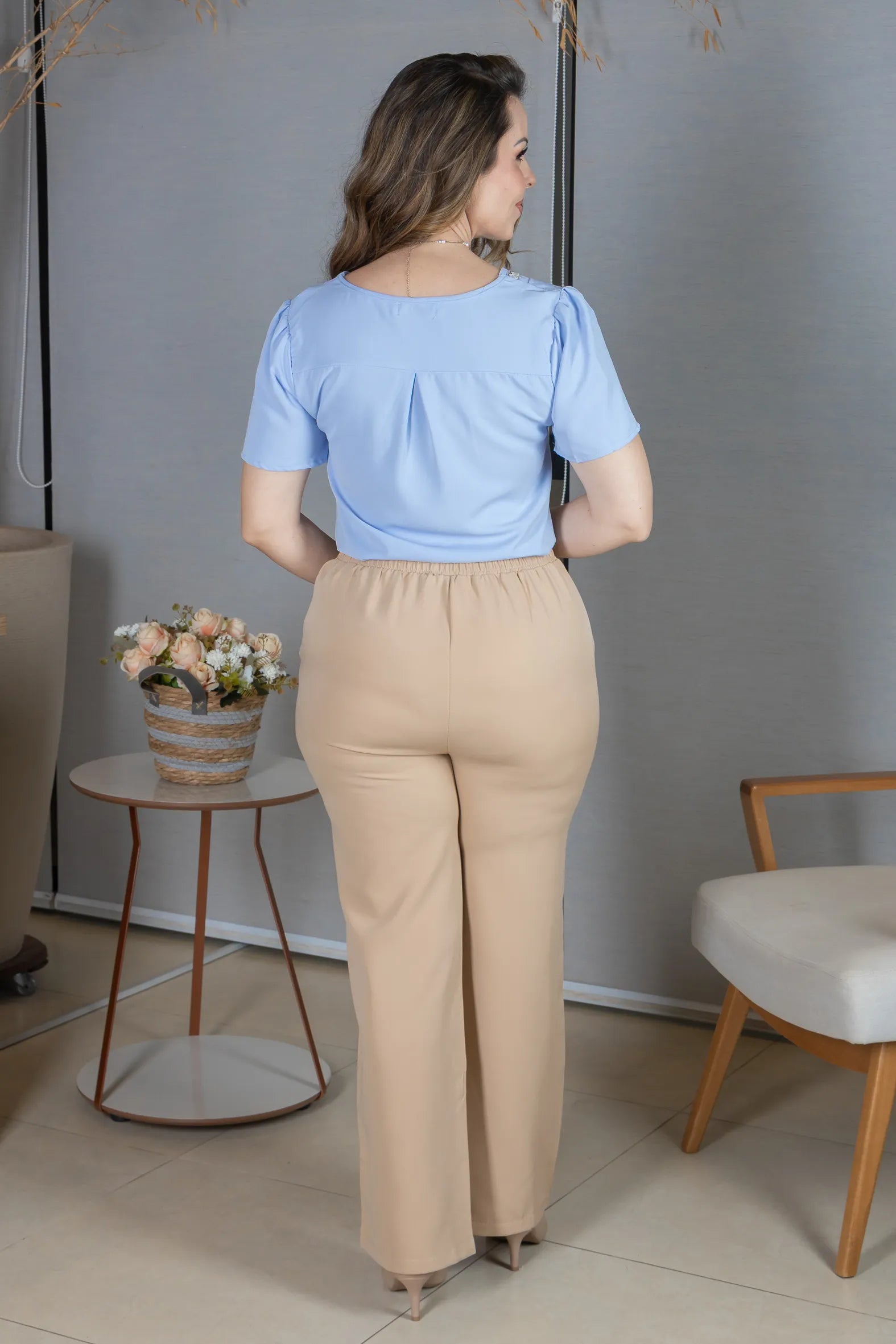 Blusa Manga Curta em Crepe Classic com Decote em "V" e Bordados no Colo Laura Azul