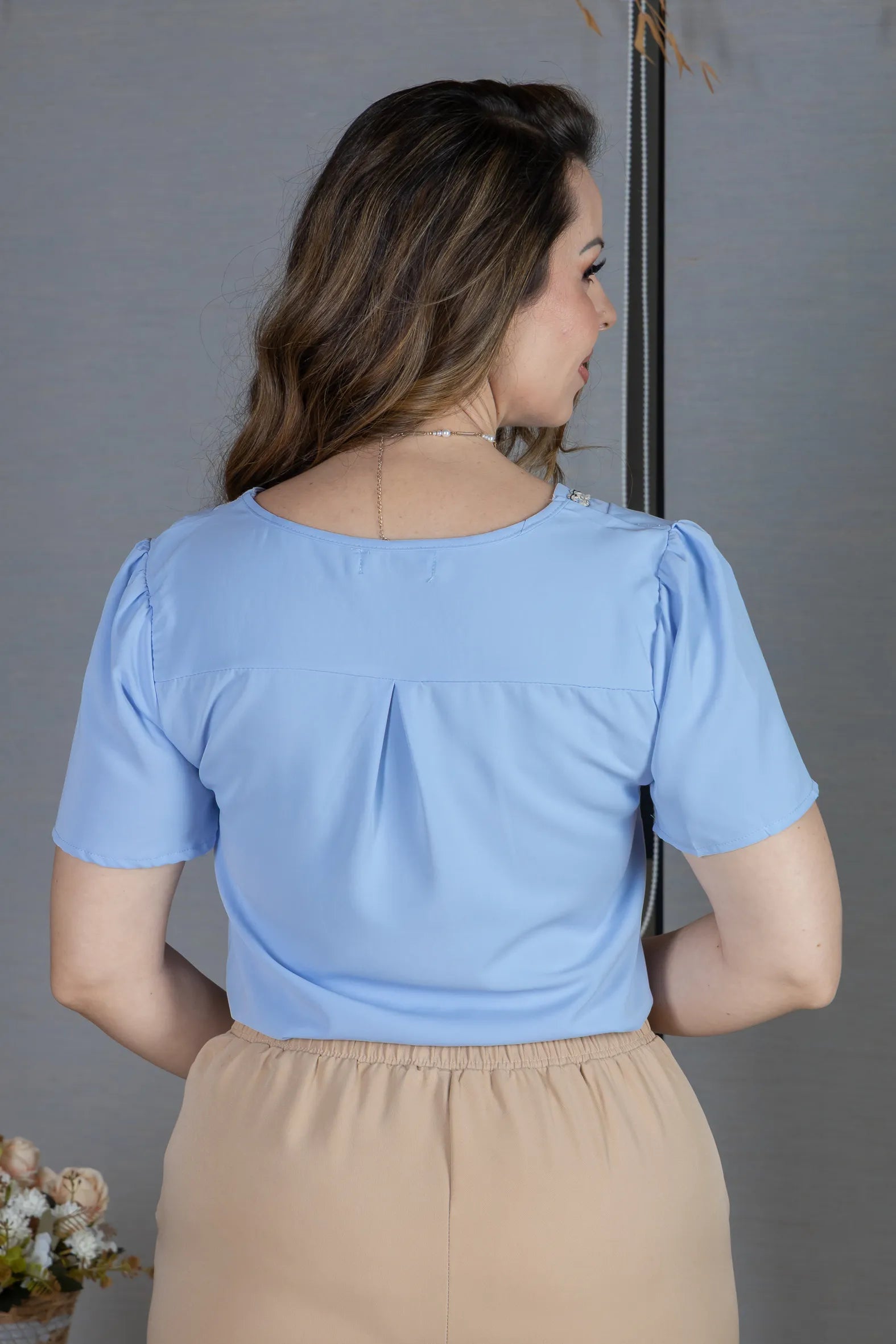 Blusa Manga Curta em Crepe Classic com Decote em "V" e Bordados no Colo Laura Azul