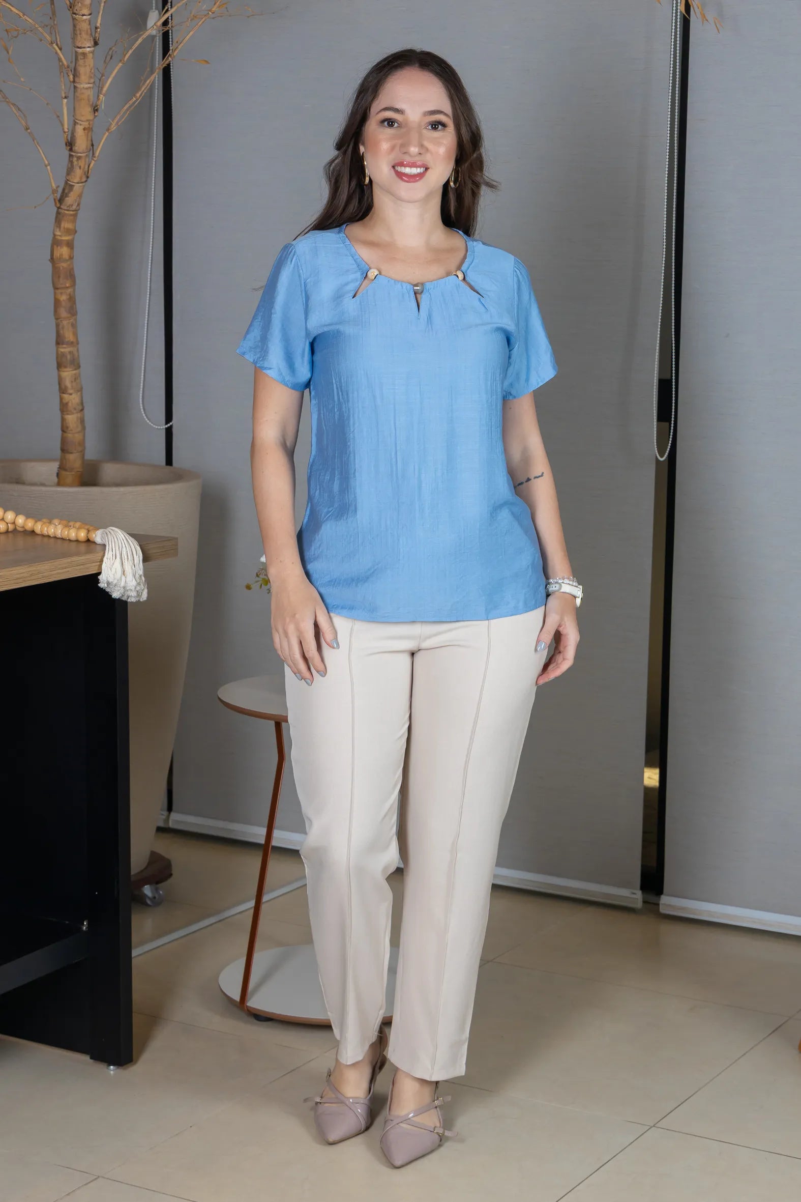 Blusa Manga Curta Crepe Comfort Recortes em "V" com Pedraria Sandra Azul