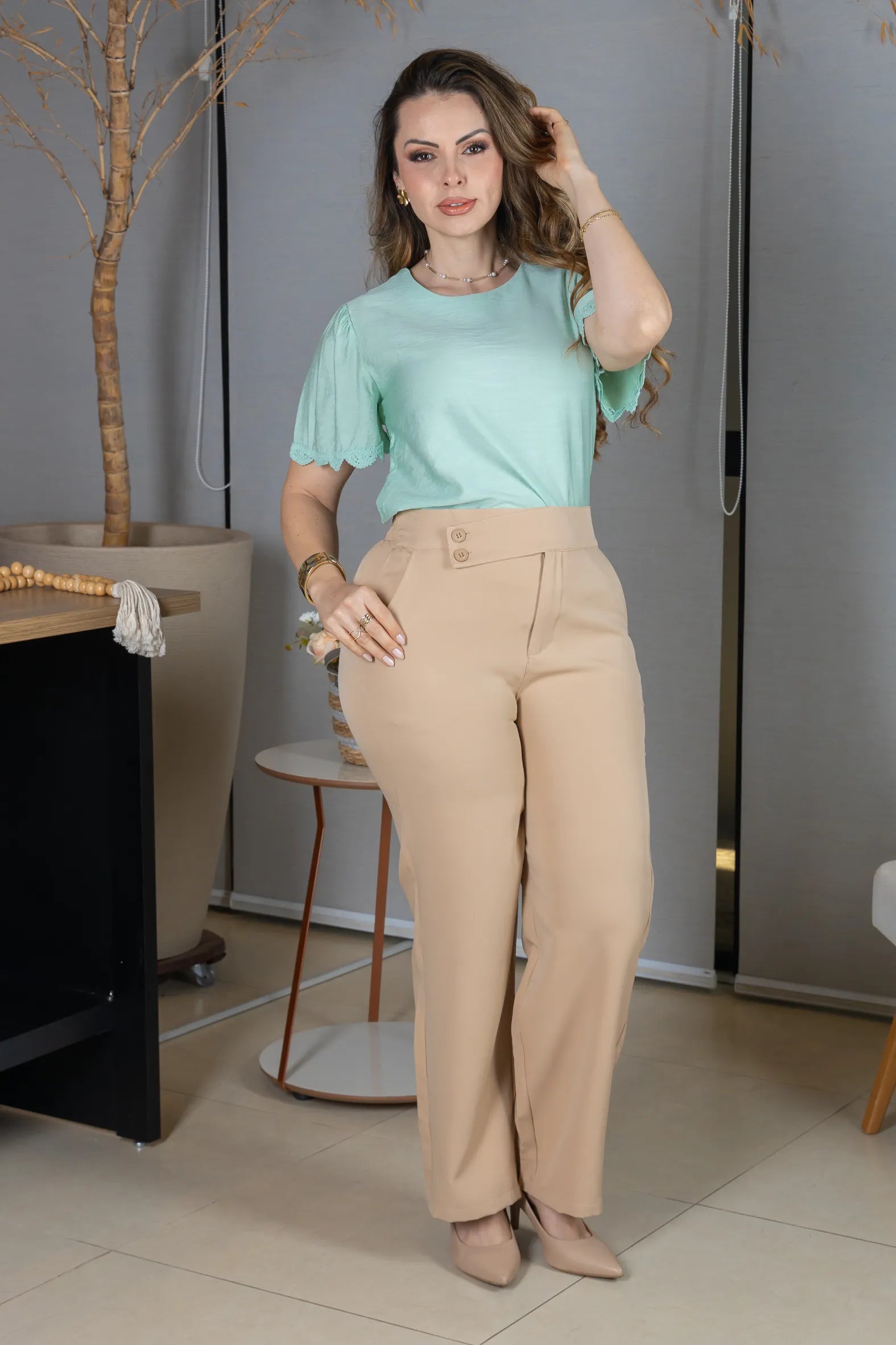 Blusa Manga Curta com Detalhes Bordados em Visco Soft Wanda Verde