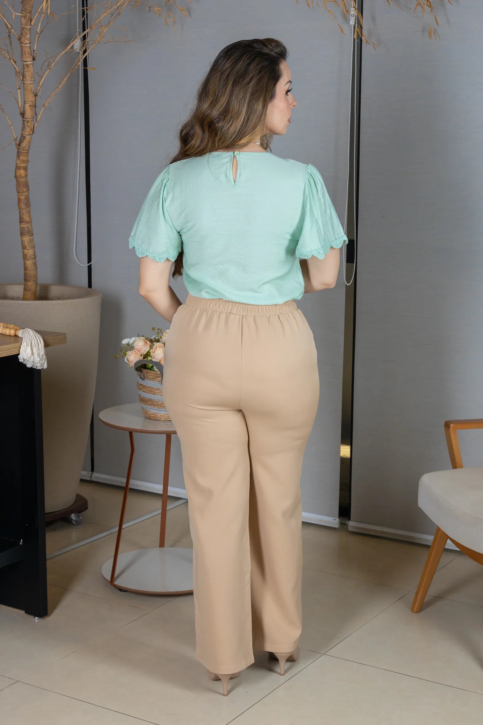 Blusa Manga Curta com Detalhes Bordados em Visco Soft Wanda Verde