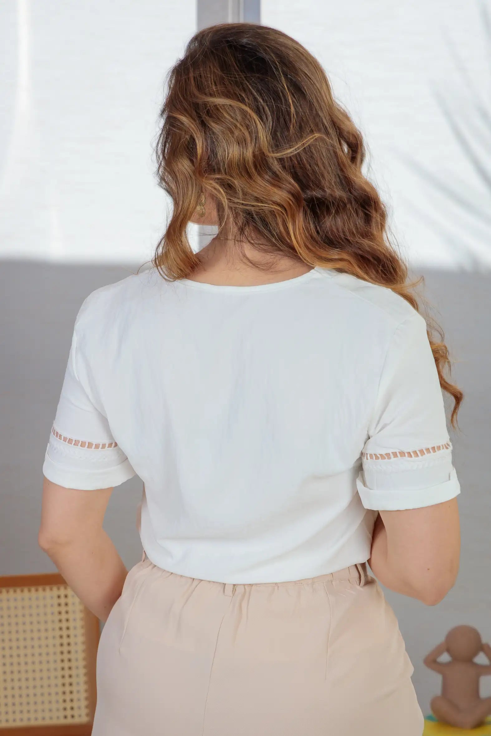 Blusa Manga Curta Cotton Premium Detalhe Bordado Decote "V" Bia Branca