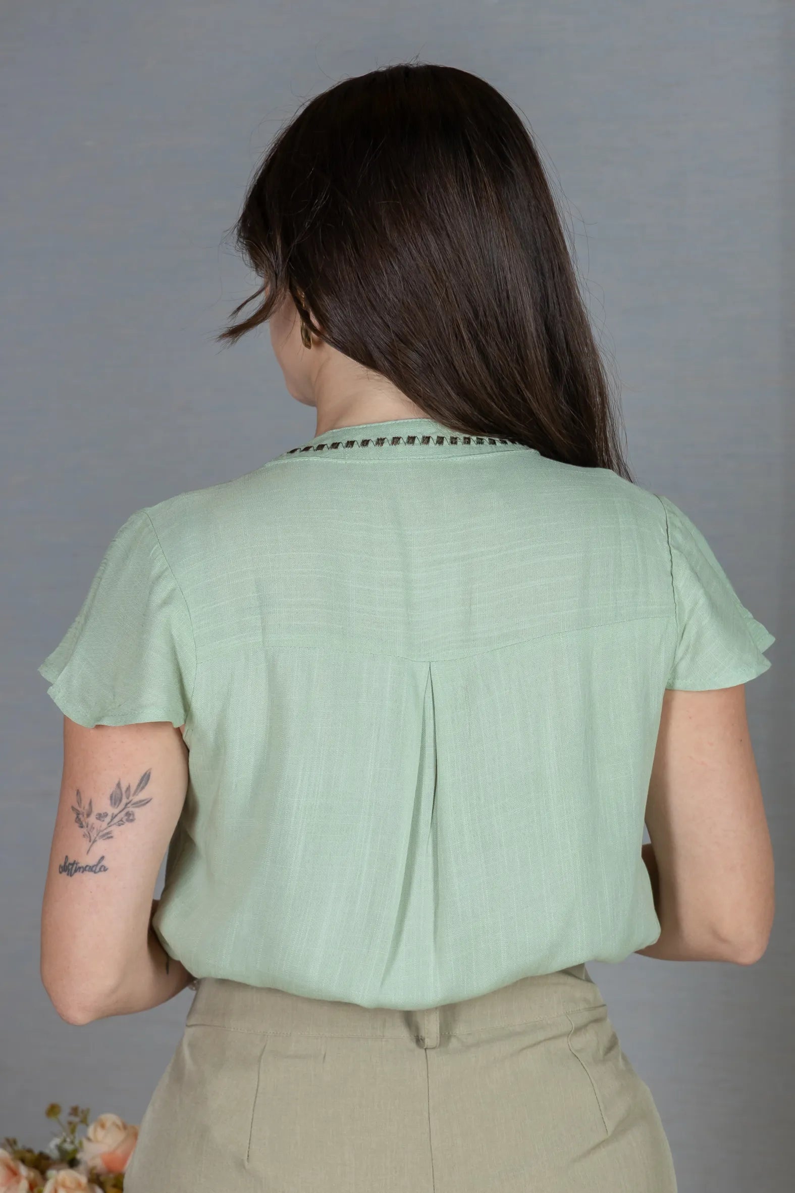Blusa Manga Curta em Visco-Linho Decote em "V" com Botões e Bordados no Colo Monique Verde