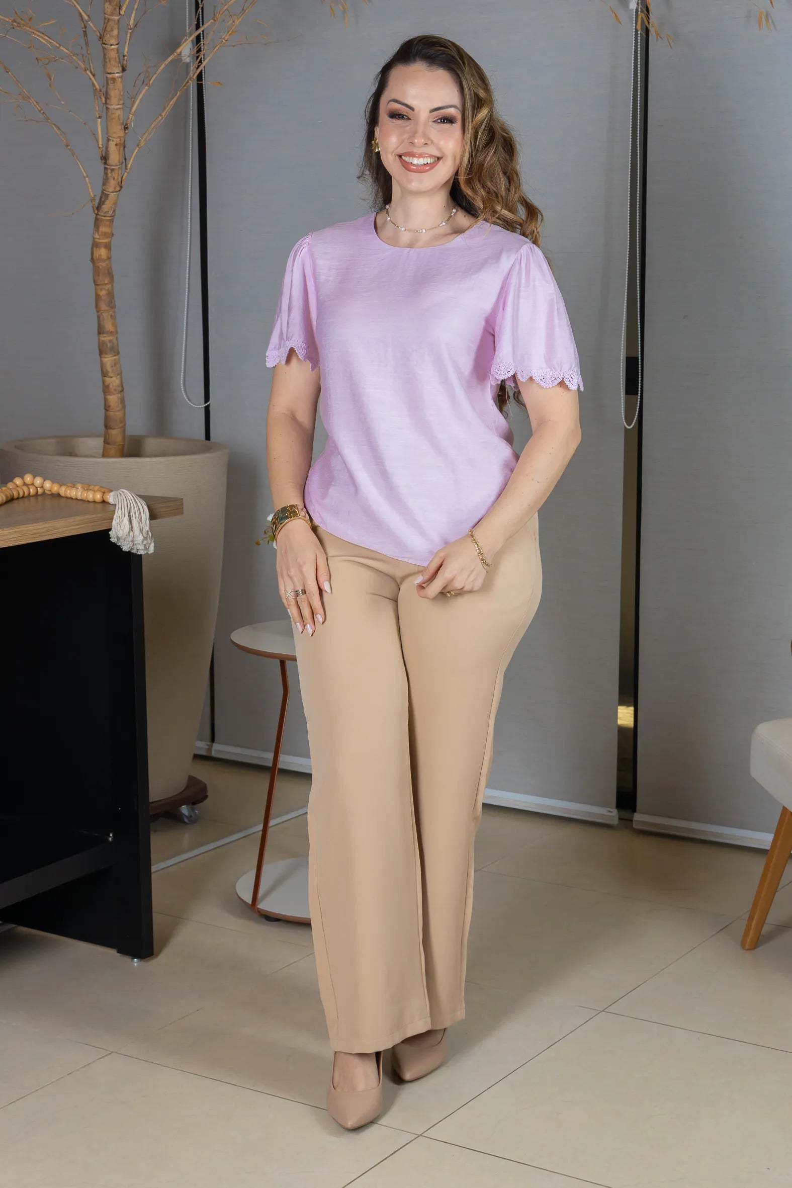 Blusa Manga Curta com Detalhes Bordados em Visco Soft Wanda Rosa